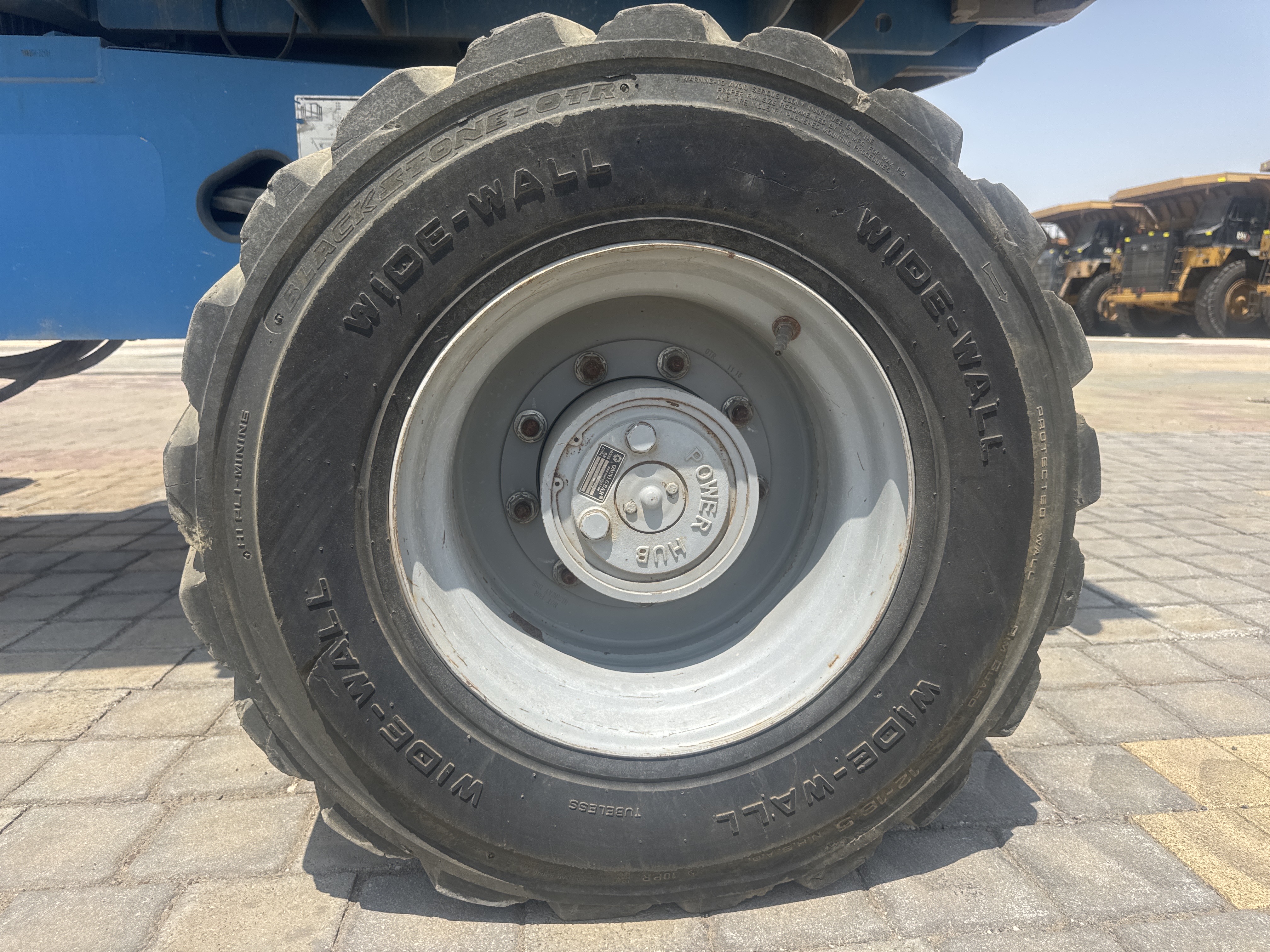 BLA-014-Genie-S-40-Boom-lifts-inspection-Chassis-Left-rear-tire-/-wheel-hub---condition-1