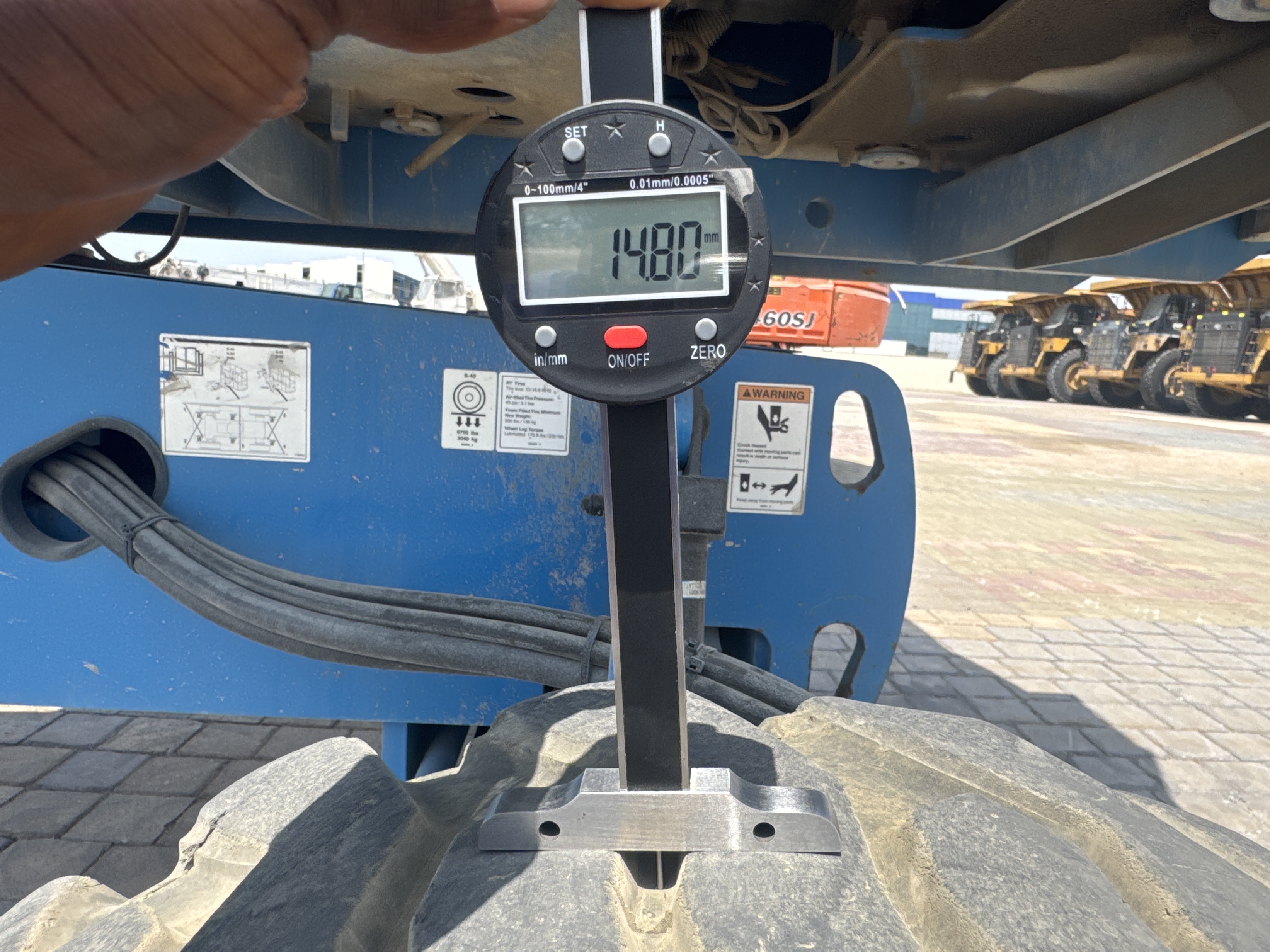 BLA-014-Genie-S-40-Boom-lifts-inspection-Chassis-Left-rear-tire---tread-depth-1