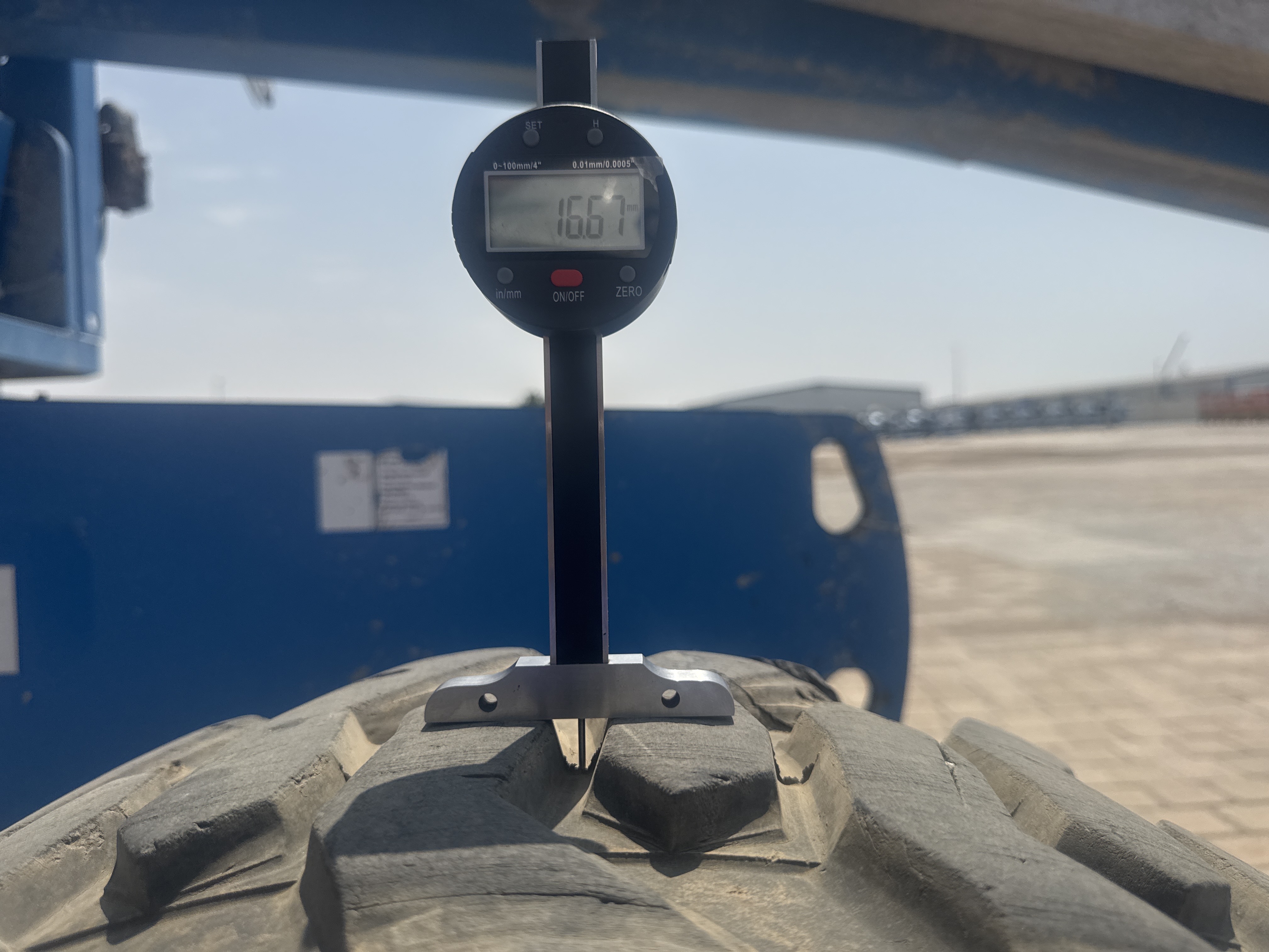 BLA-014-Genie-S-40-Boom-lifts-inspection-Chassis-Right-front-tire---tread-depth-1