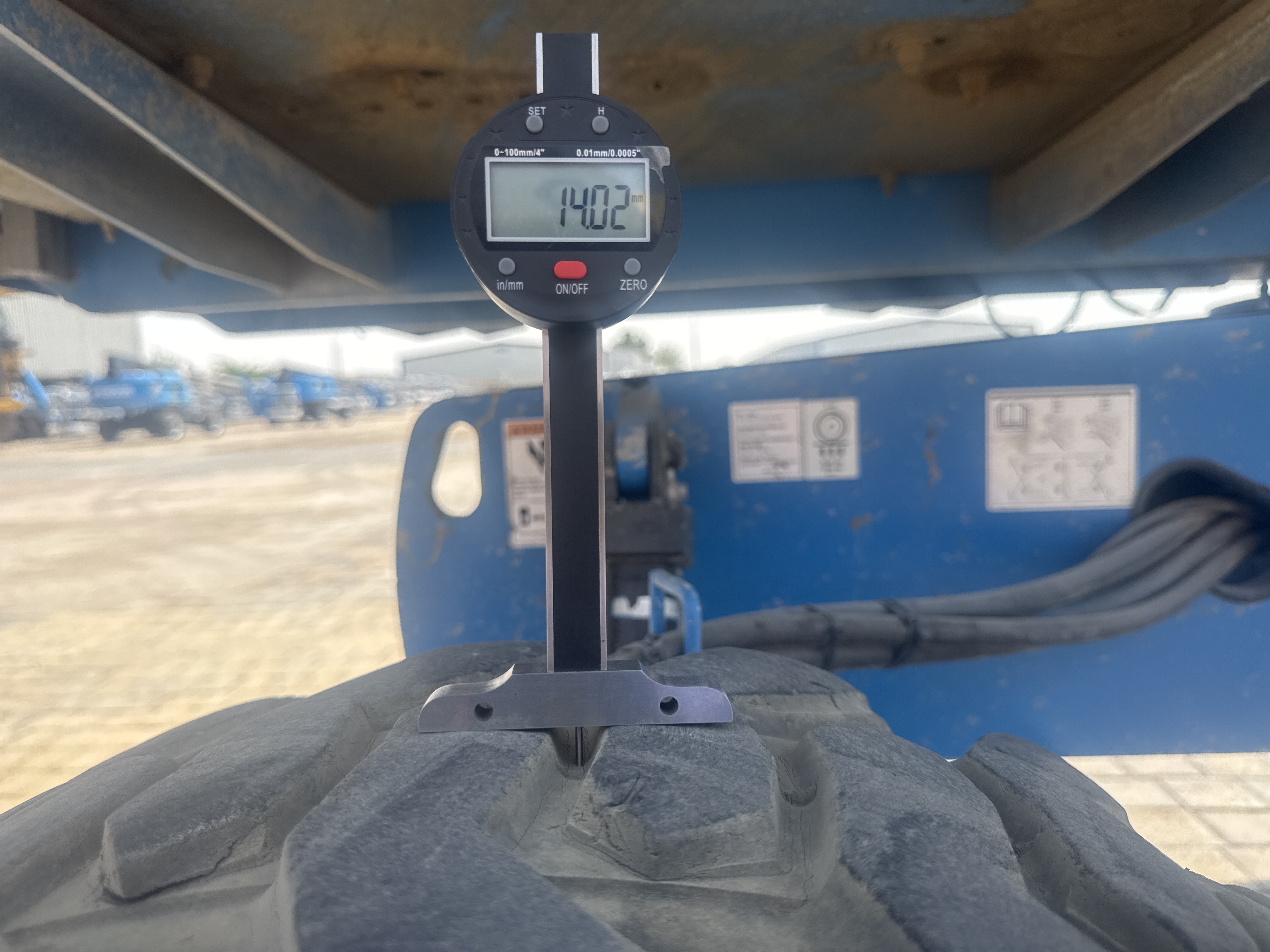BLA-014-Genie-S-40-Boom-lifts-inspection-Chassis-Right-rear-tire---tread-depth-1