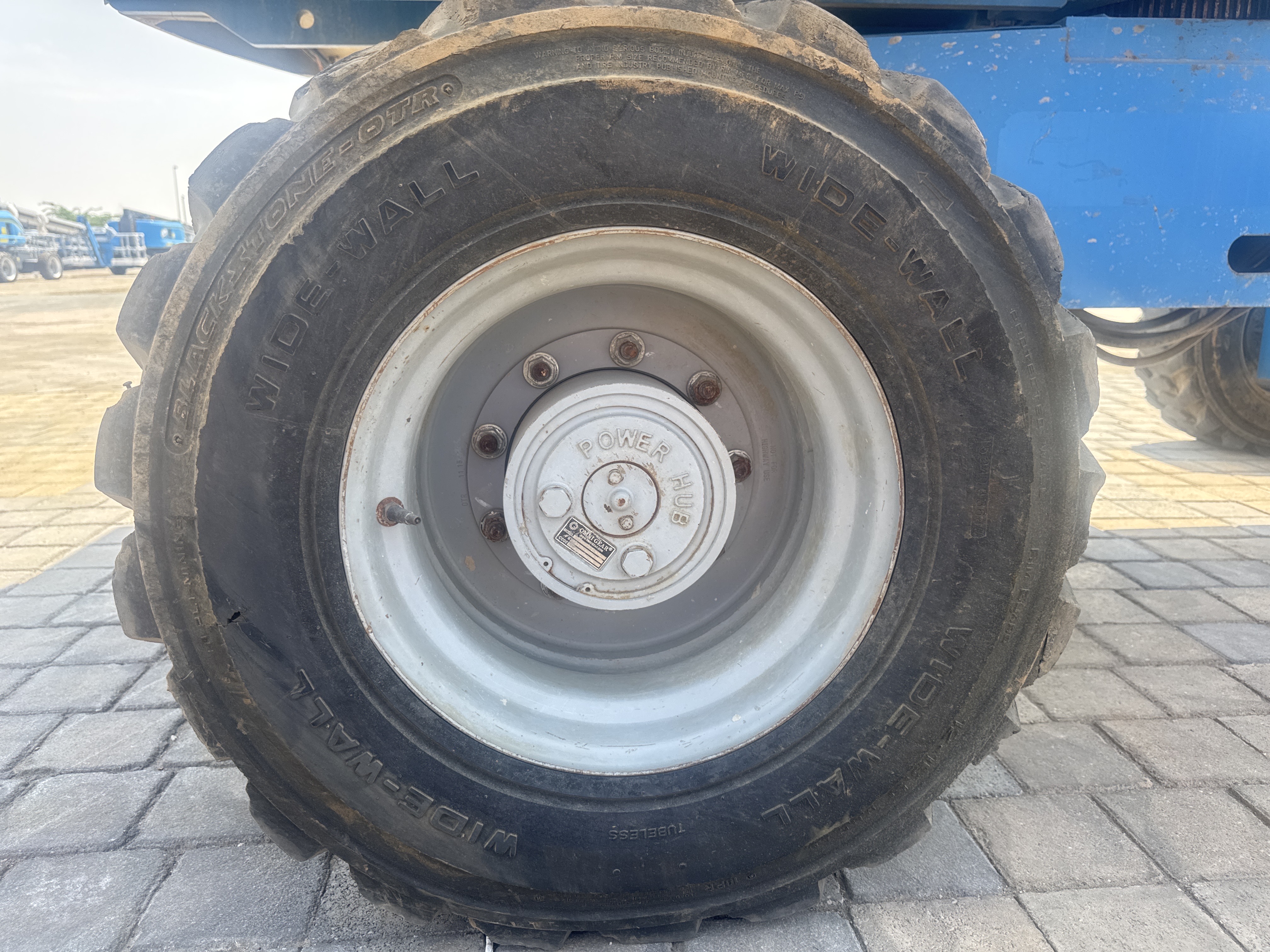 BLA-014-Genie-S-40-Boom-lifts-inspection-Chassis-Right-rear-tire-/-wheel-hub---condition-1
