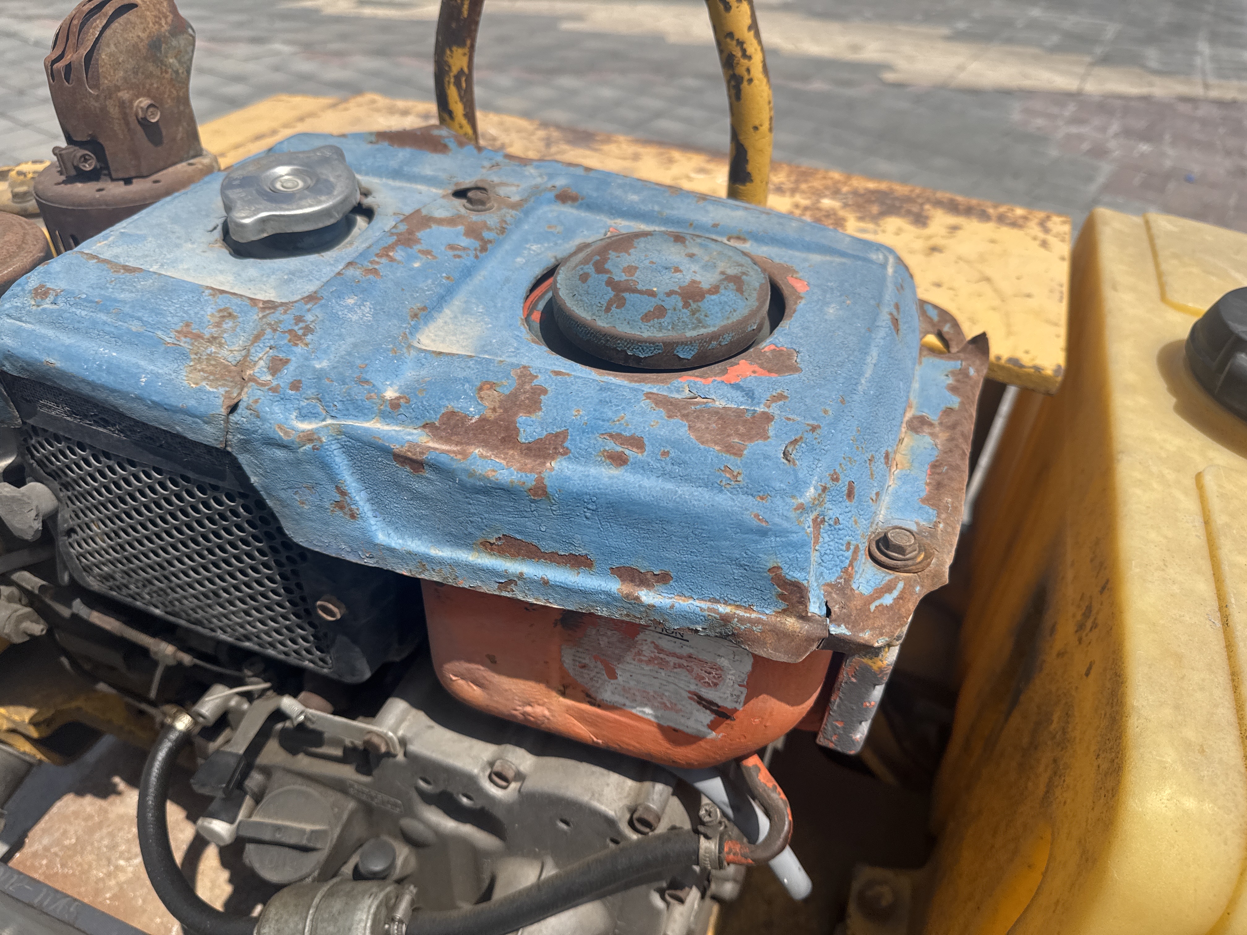 WBC-003-Sakai-HV60-Walk-behind-rollers-inspection-Engine-Fuel-tank-1