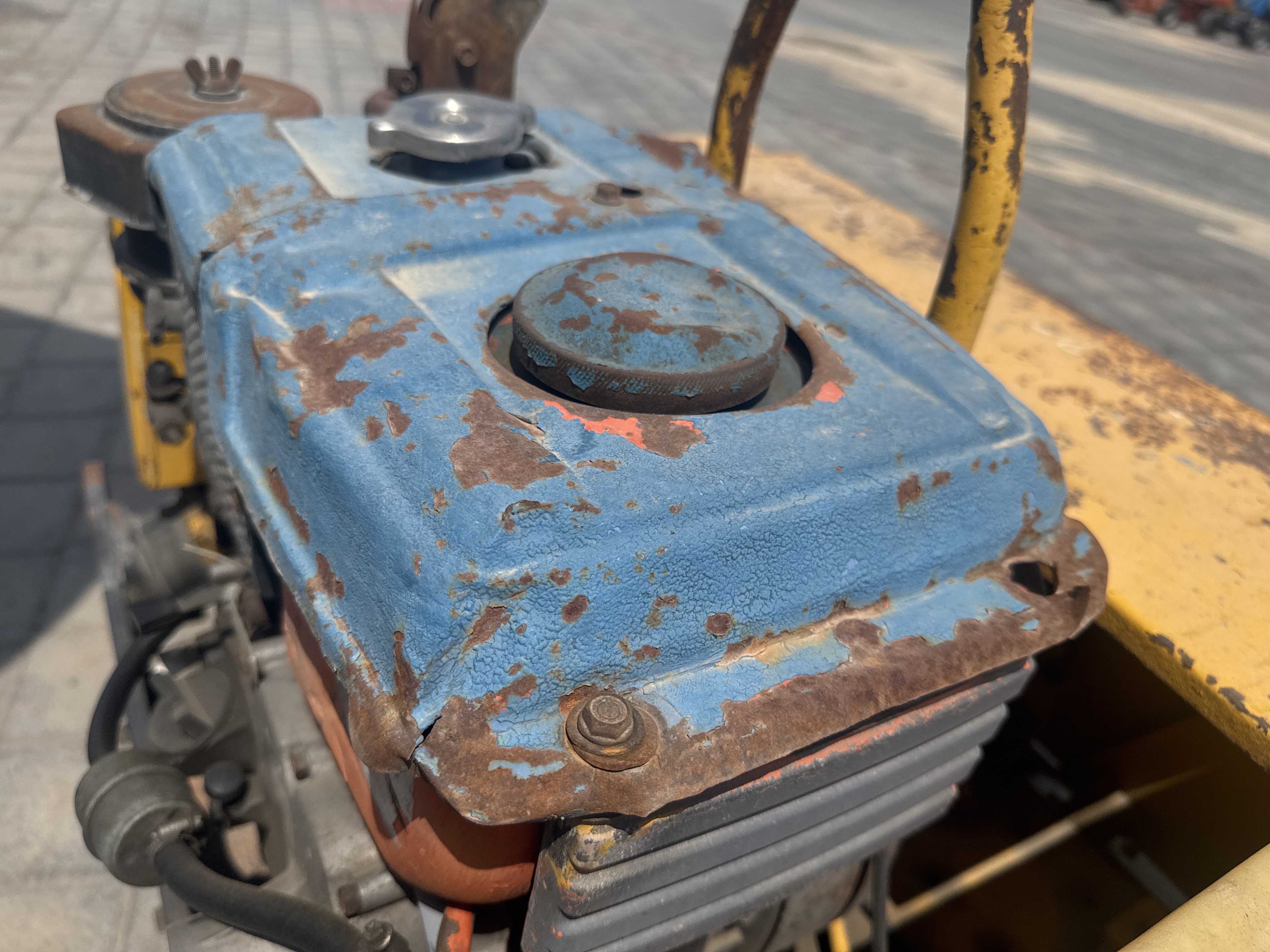 WBC-003-Sakai-HV60-Walk-behind-rollers-inspection-Engine-Fuel-tank-1