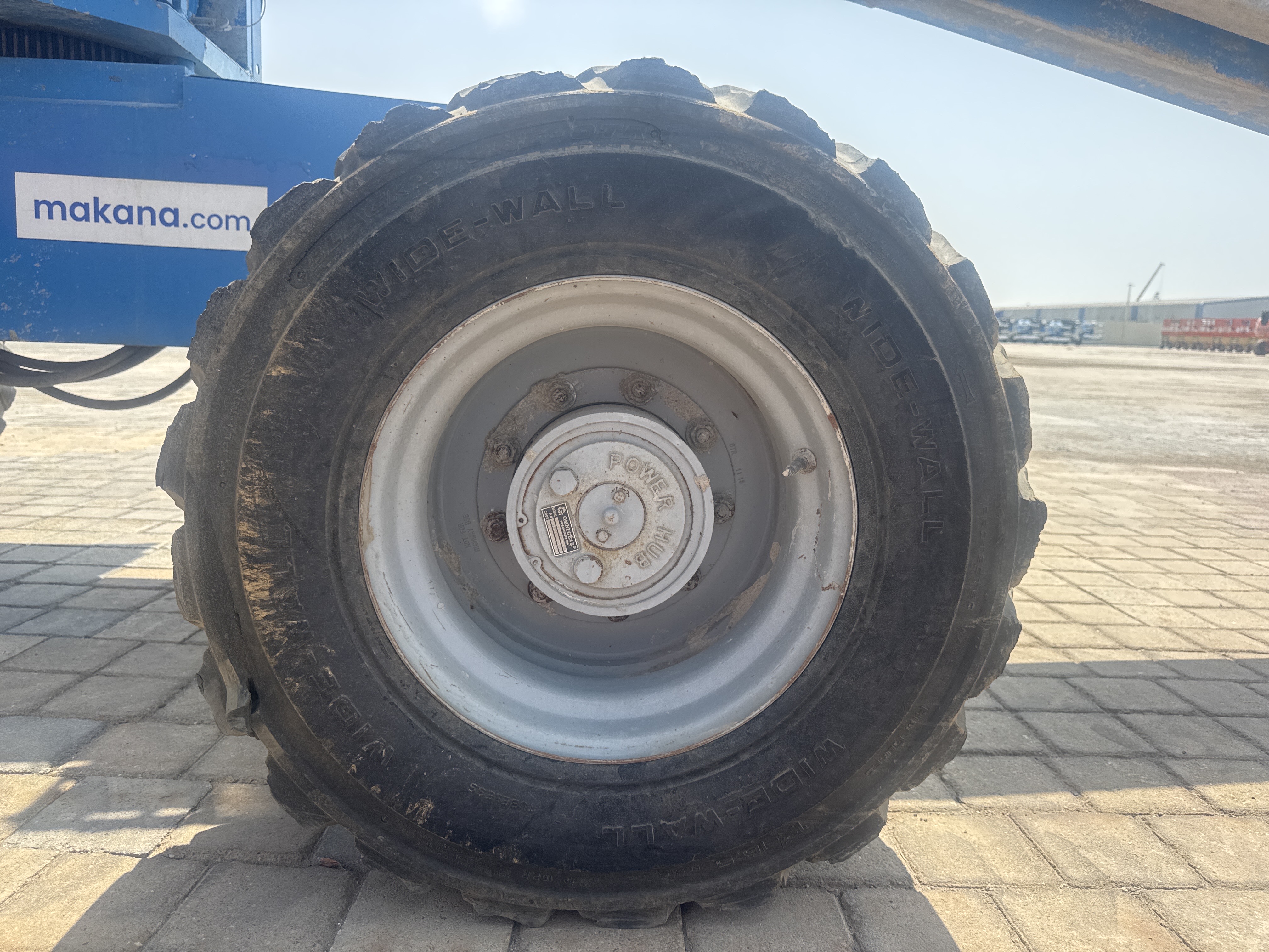 BLA-014-Genie-S-40-Boom-lifts-inspection-Chassis-Right-front-tire-/-wheel-hub---condition-1