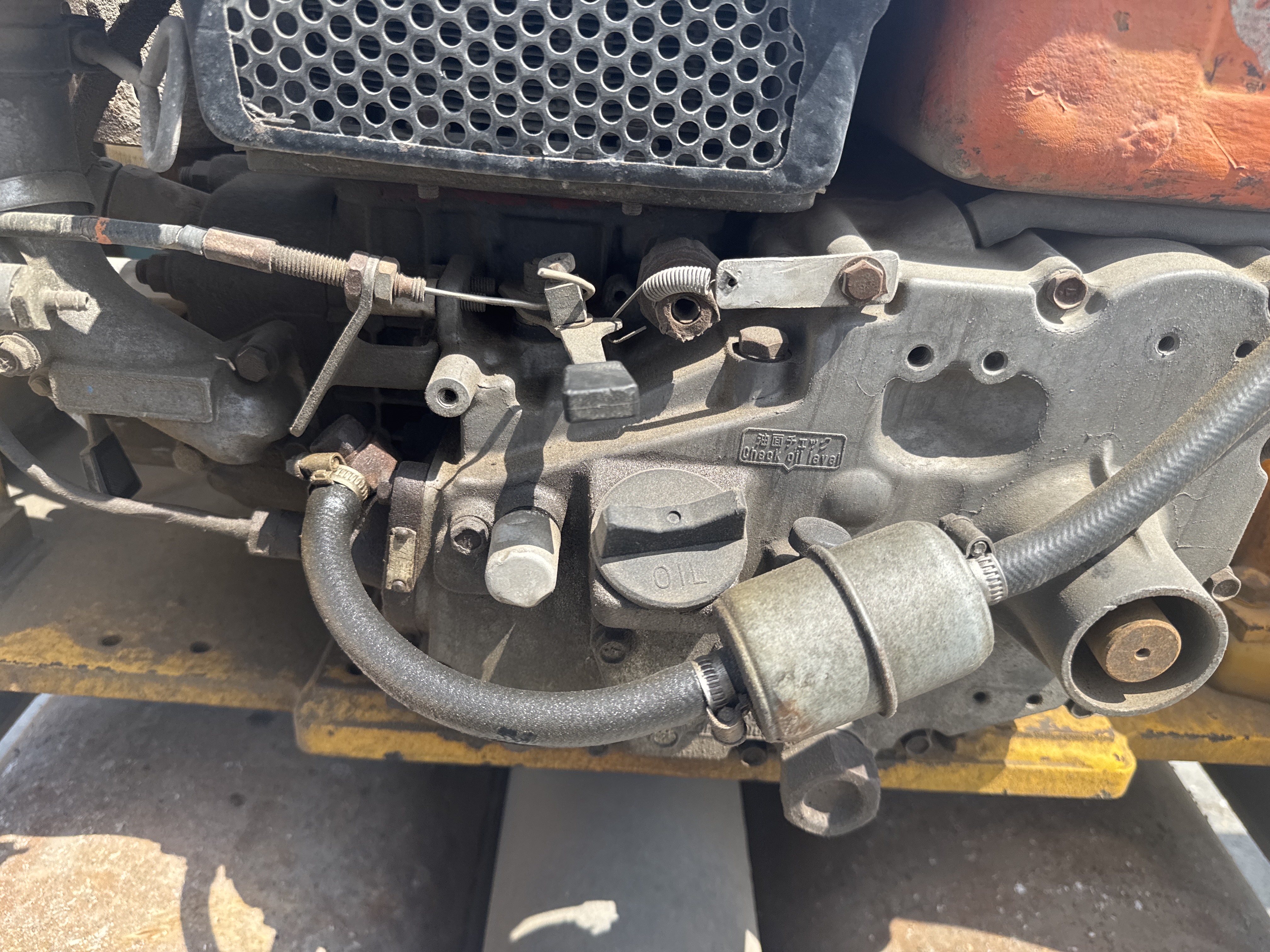WBC-003-Sakai-HV60-Walk-behind-rollers-inspection-Engine-Engine-oil-leaks-1