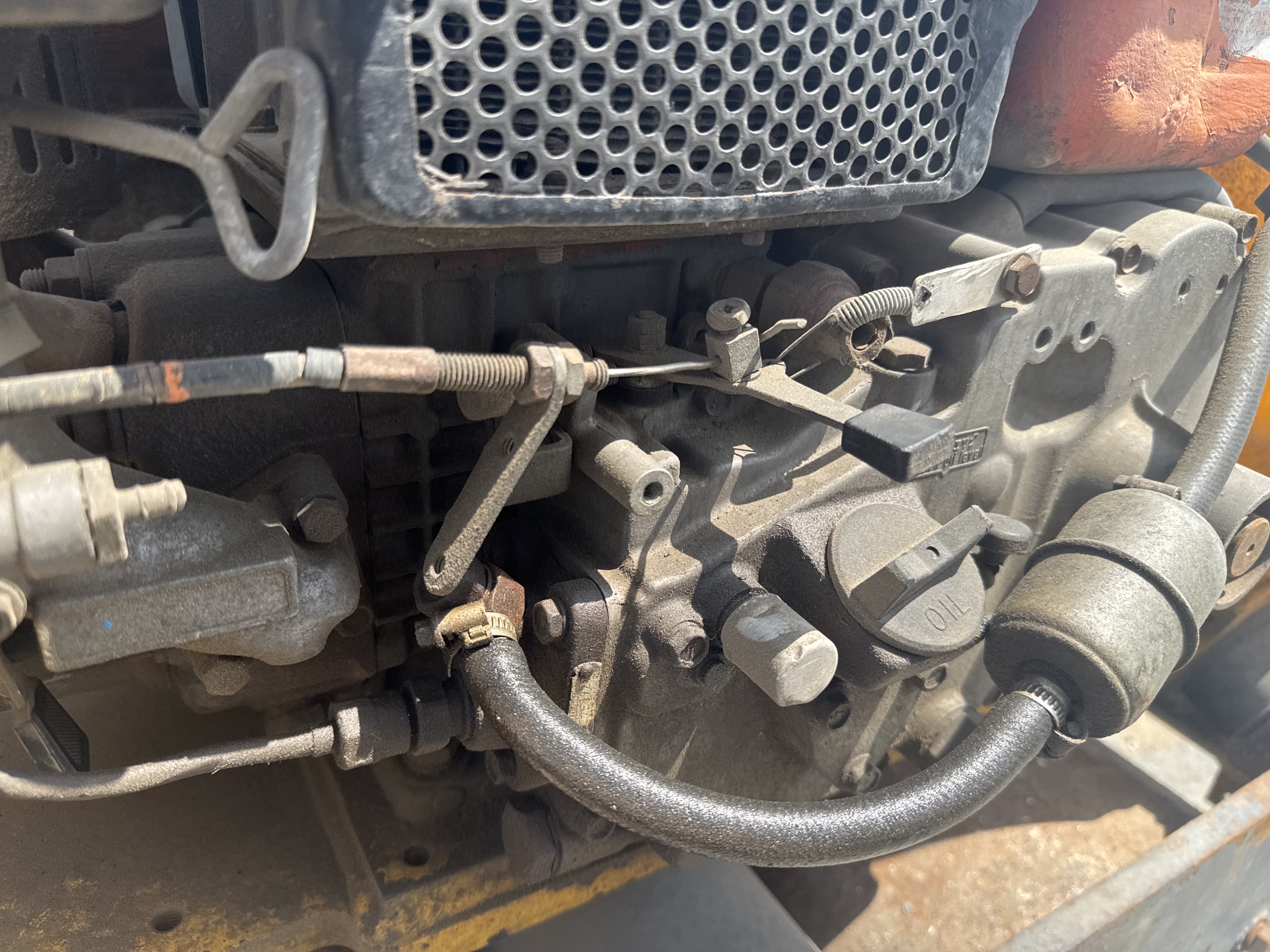 WBC-003-Sakai-HV60-Walk-behind-rollers-inspection-Engine-Engine-oil-leaks-1