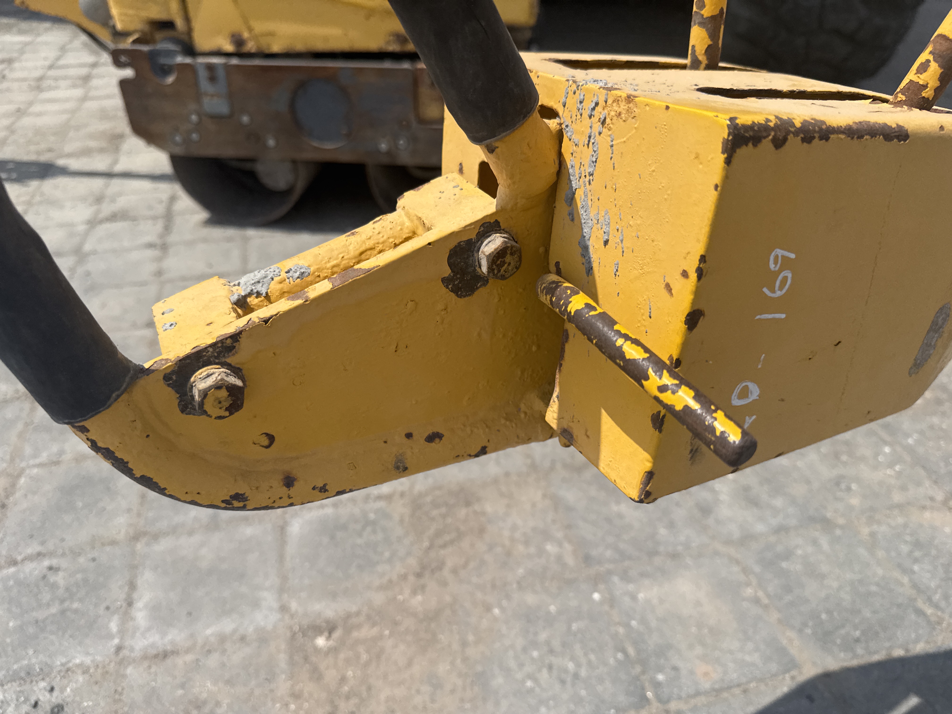 WBC-003-Sakai-HV60-Walk-behind-rollers-inspection-Drive-system-Throttle-lever-1