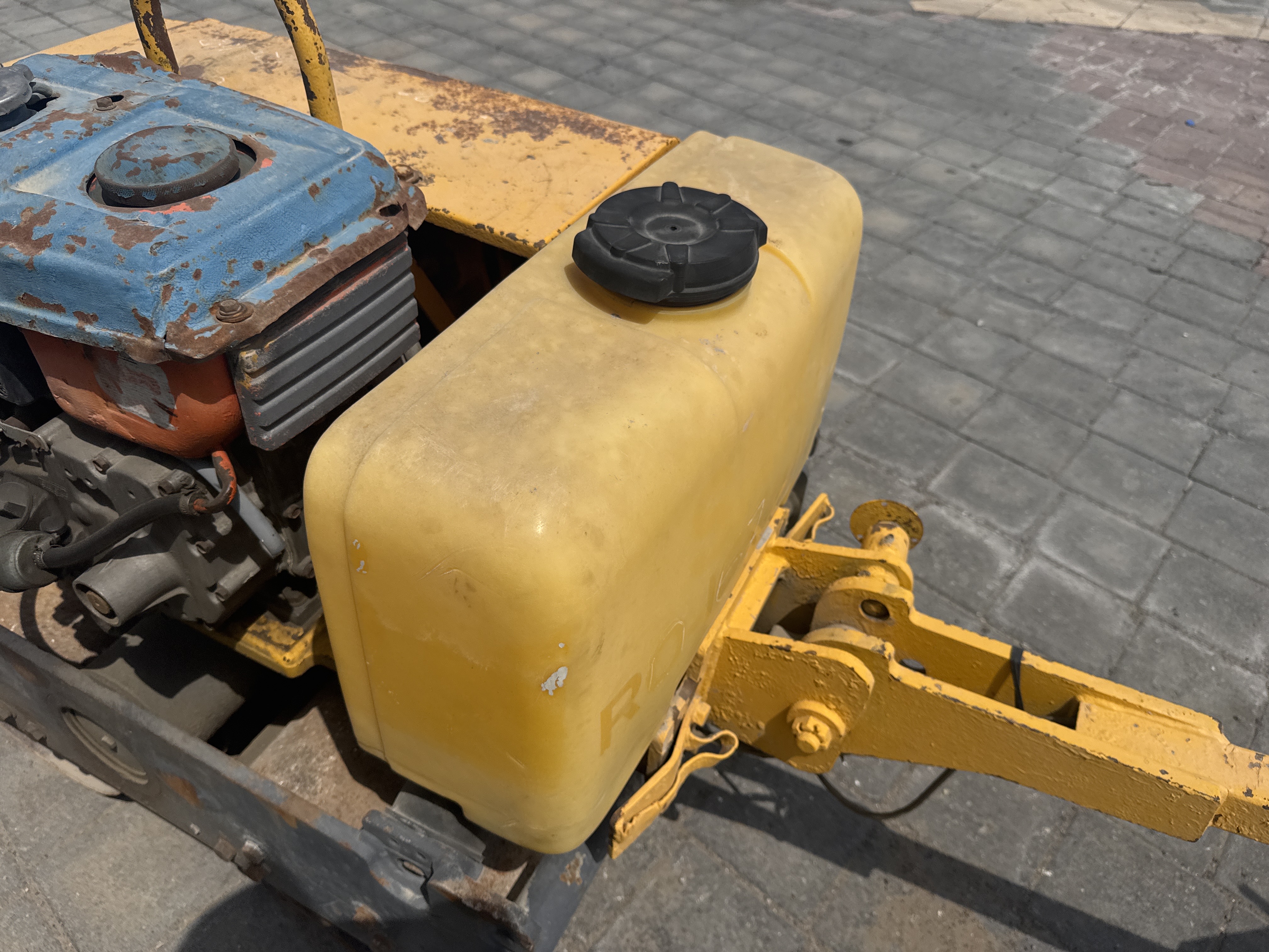 WBC-003-Sakai-HV60-Walk-behind-rollers-inspection-Structure-Water-tank-1