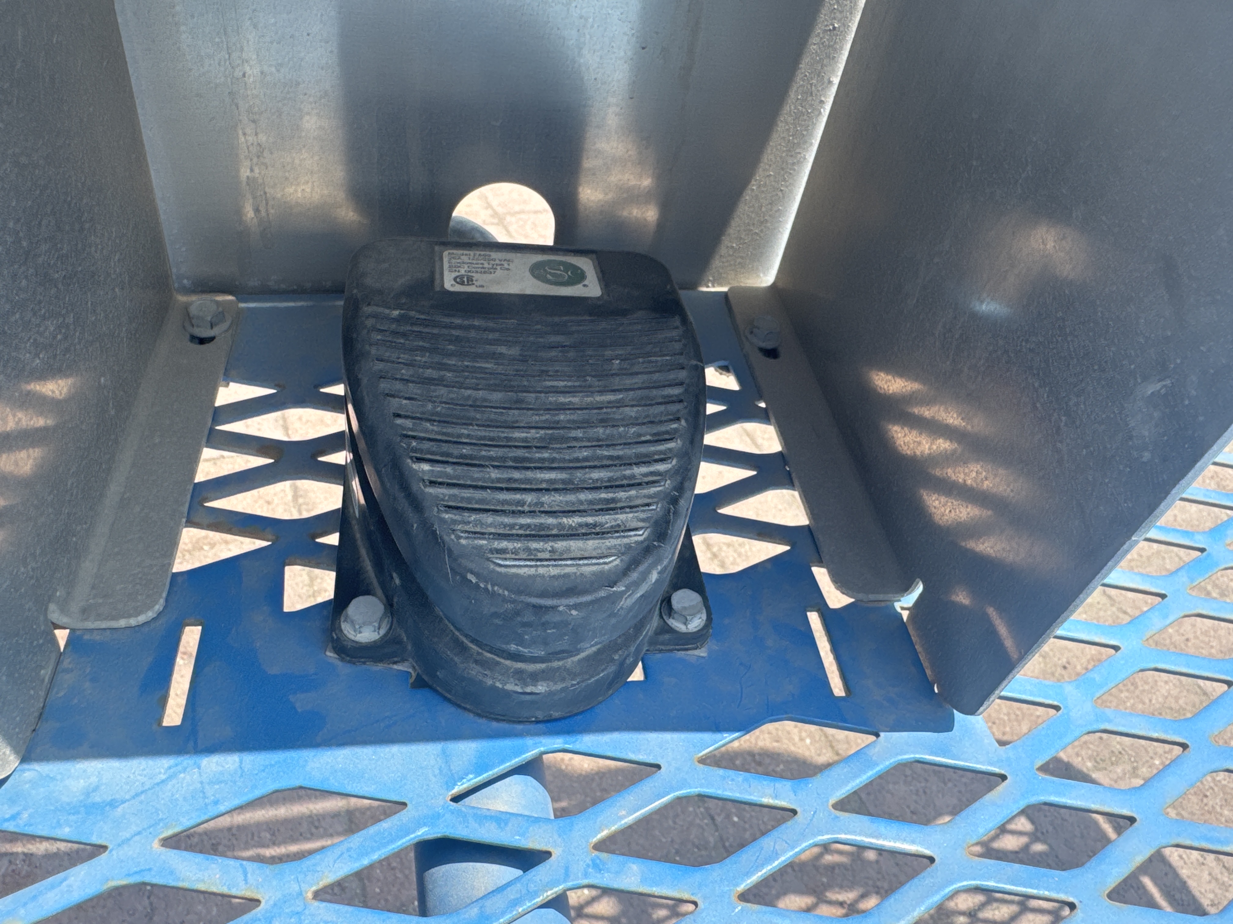BLA-014-Genie-S-40-Boom-lifts-inspection-Cabin-Pedals-1