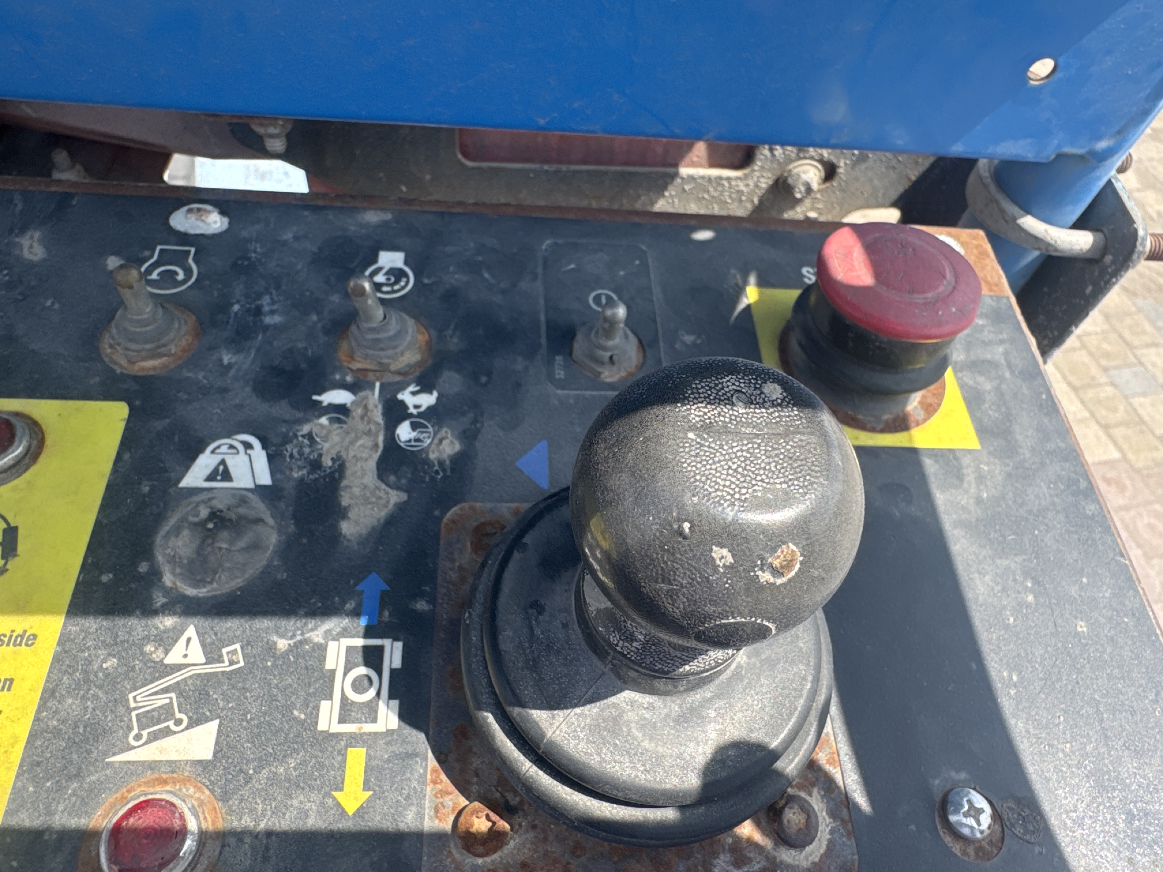 BLA-014-Genie-S-40-Boom-lifts-inspection-Cabin-Joysticks-1