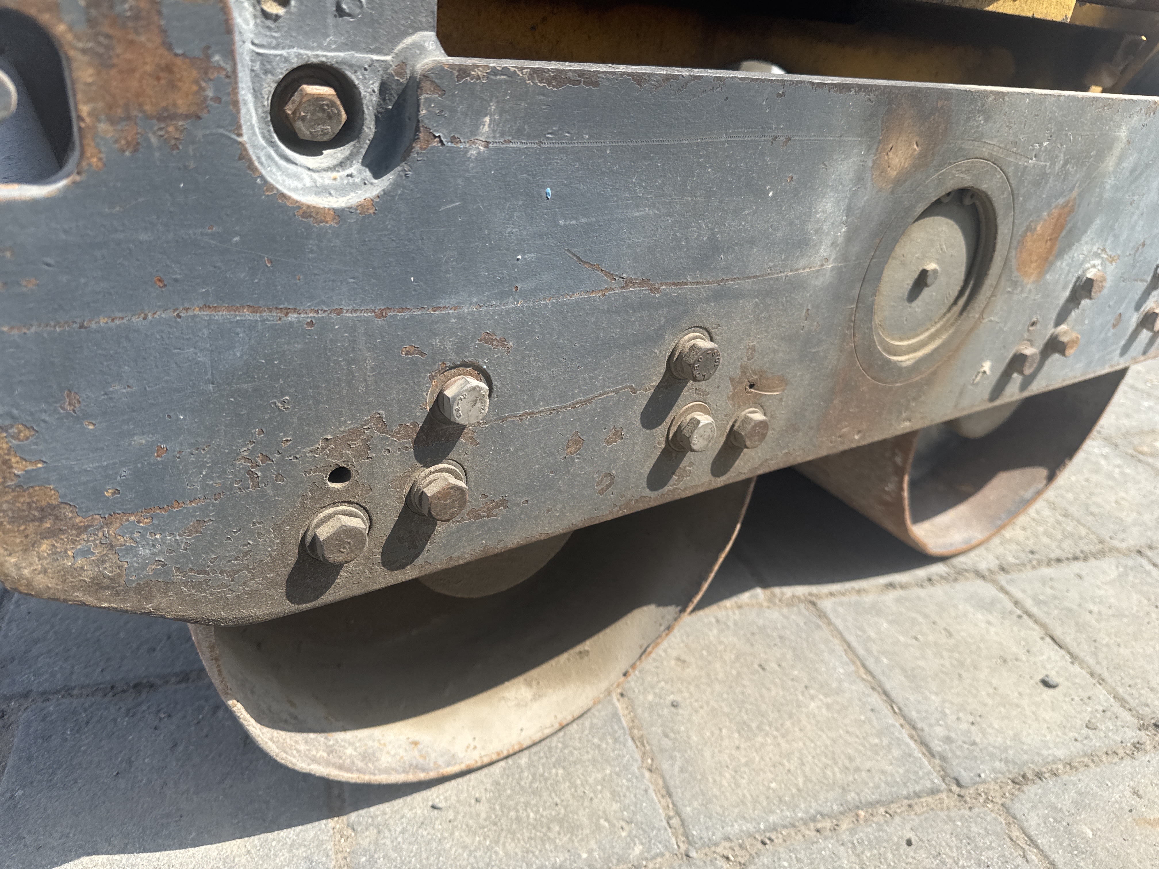WBC-003-Sakai-HV60-Walk-behind-rollers-inspection-Structure-Drum-mounting-bolts-1