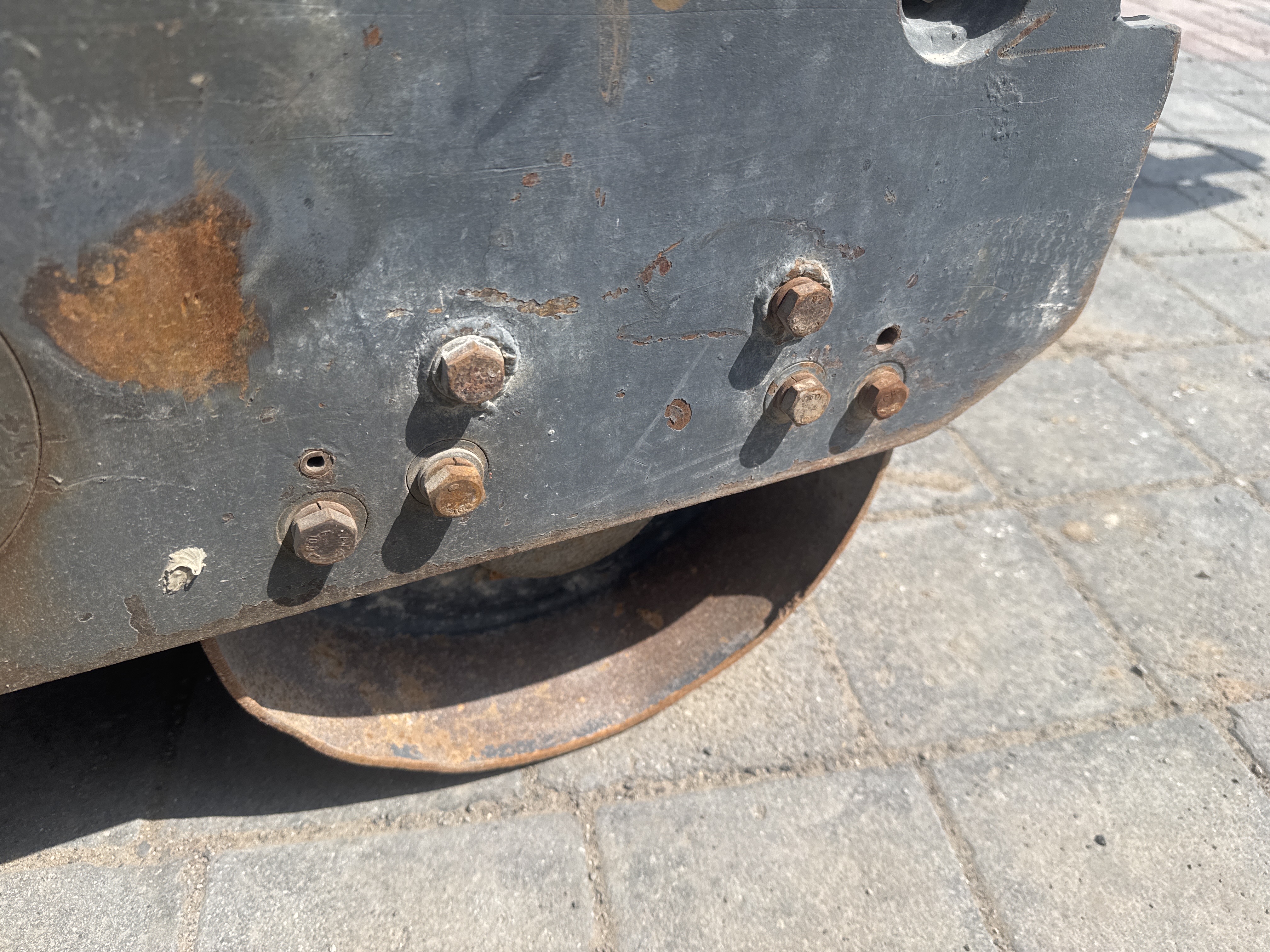WBC-003-Sakai-HV60-Walk-behind-rollers-inspection-Structure-Drum-mounting-bolts-1