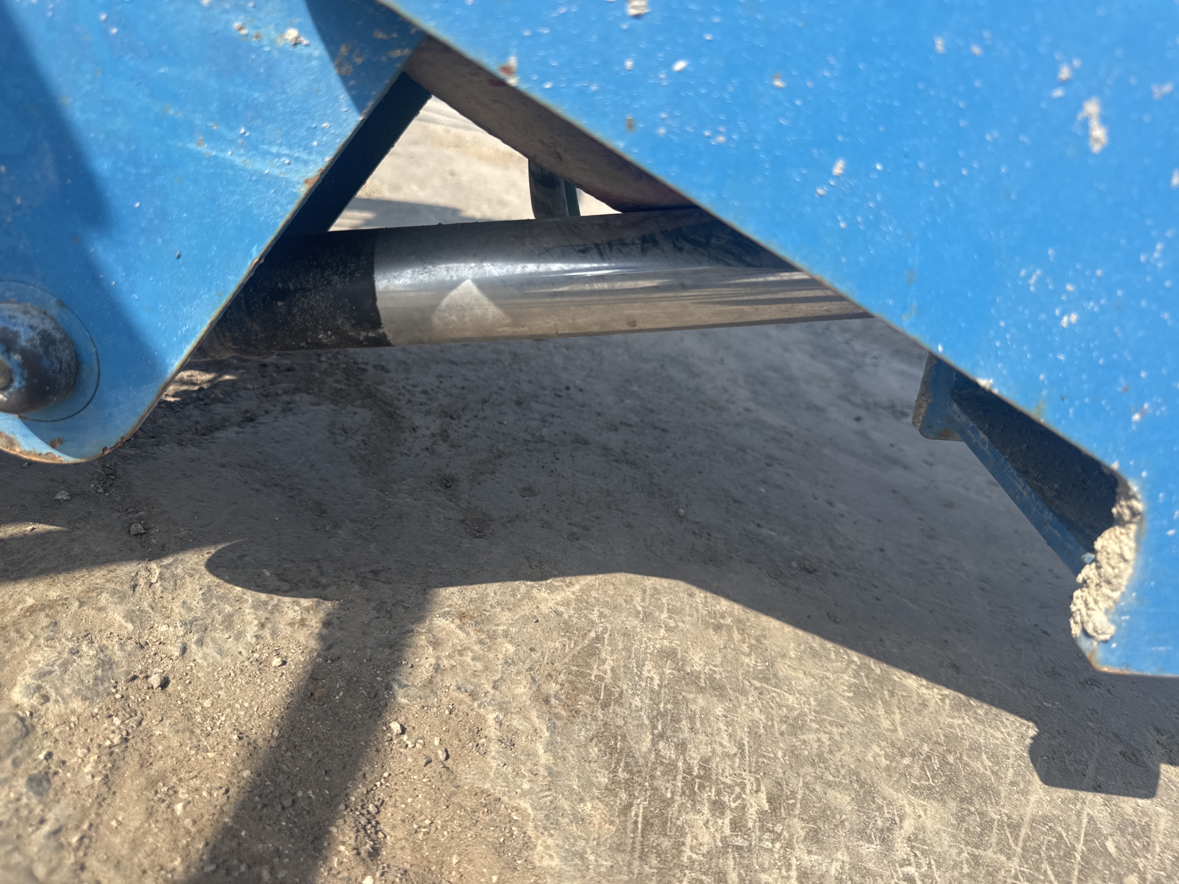 BLA-014-Genie-S-40-Boom-lifts-inspection-Chassis-Boom-extension-cylinder-1
