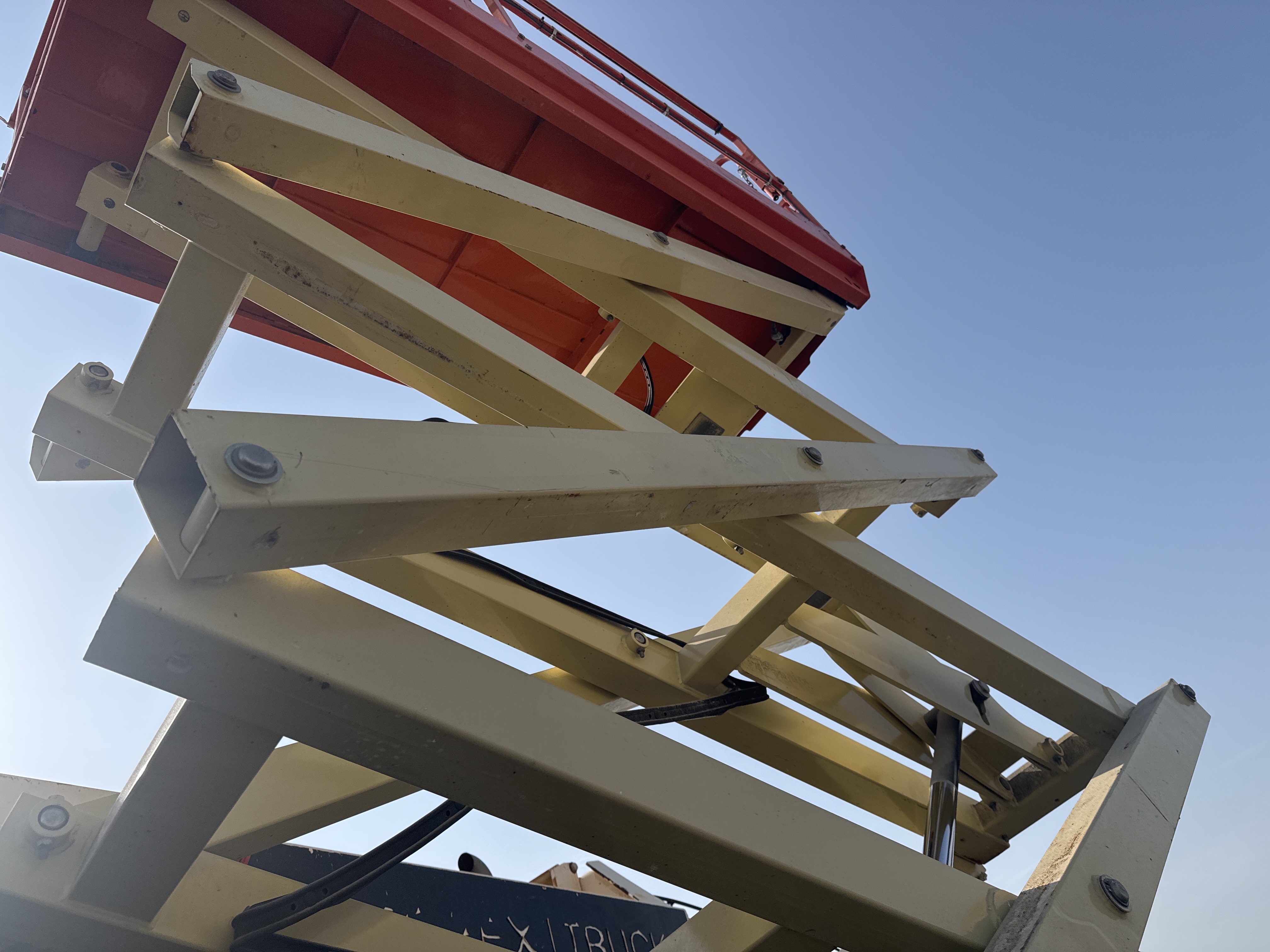 SLA-012-JLG-2646ES-Scissor-lifts-inspection-Structure-Paint-2