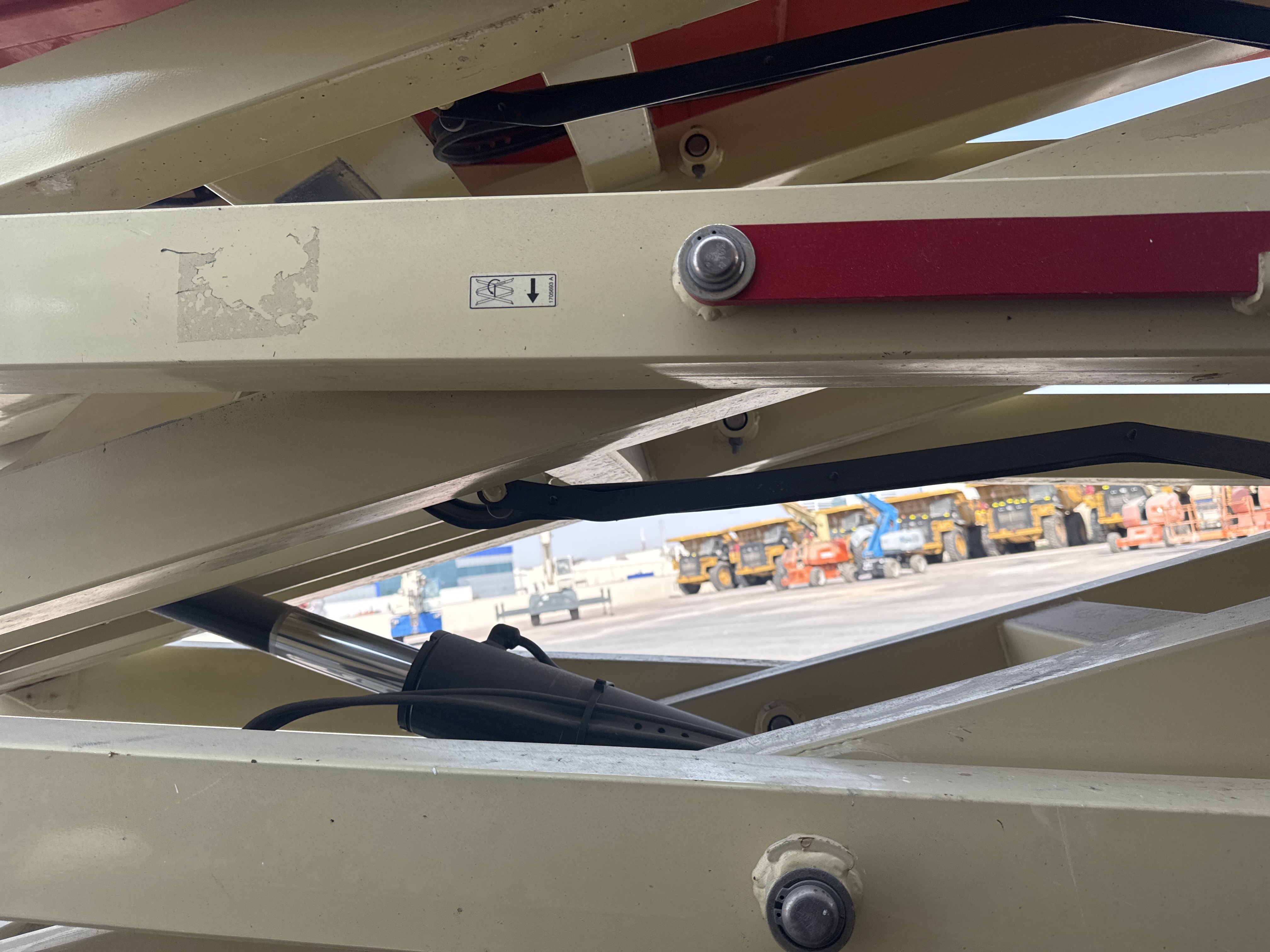 SLA-012-JLG-2646ES-Scissor-lifts-inspection-Structure-Scissor-arms-1