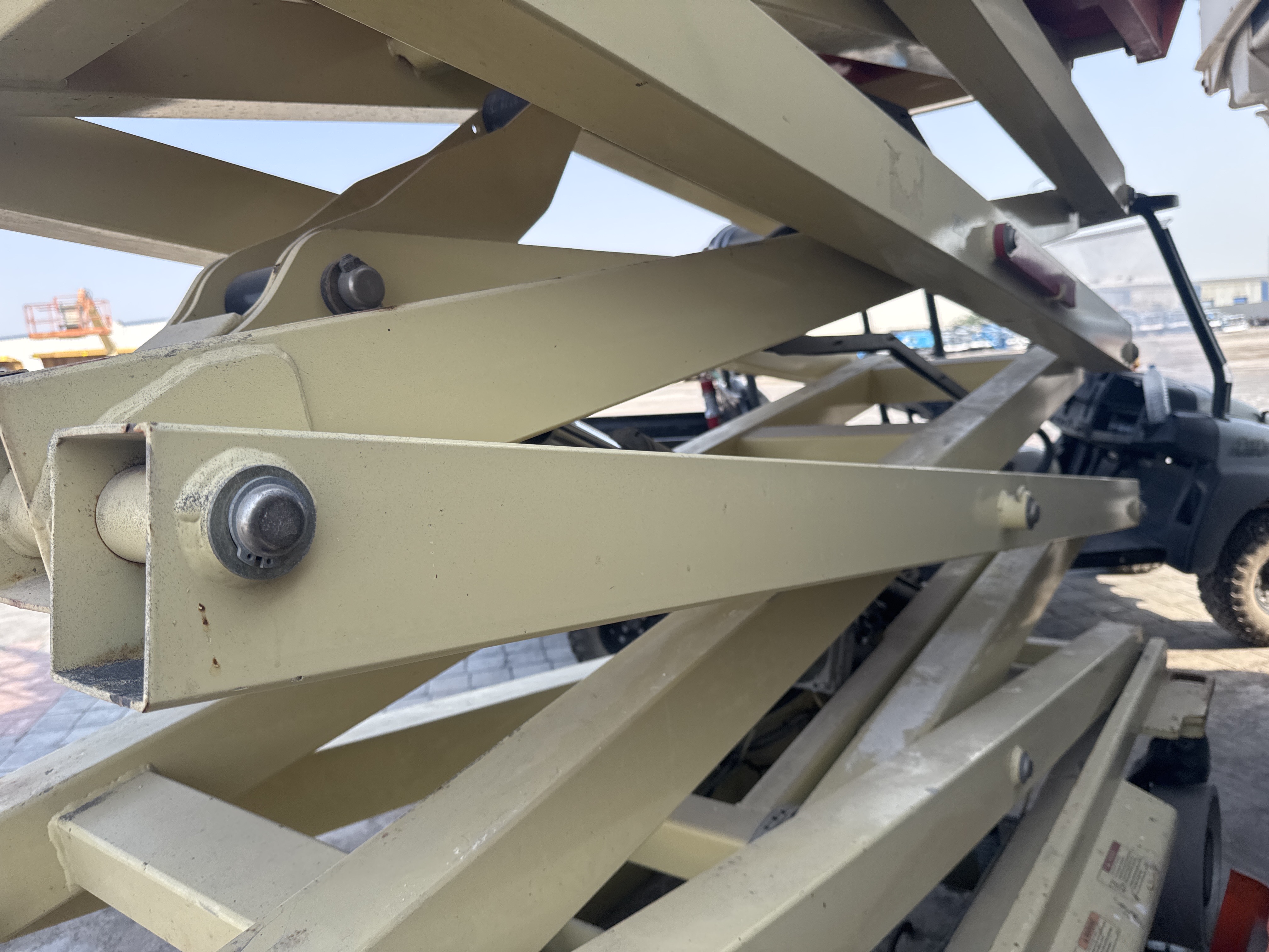 SLA-012-JLG-2646ES-Scissor-lifts-inspection-Structure-Scissor-arms-1