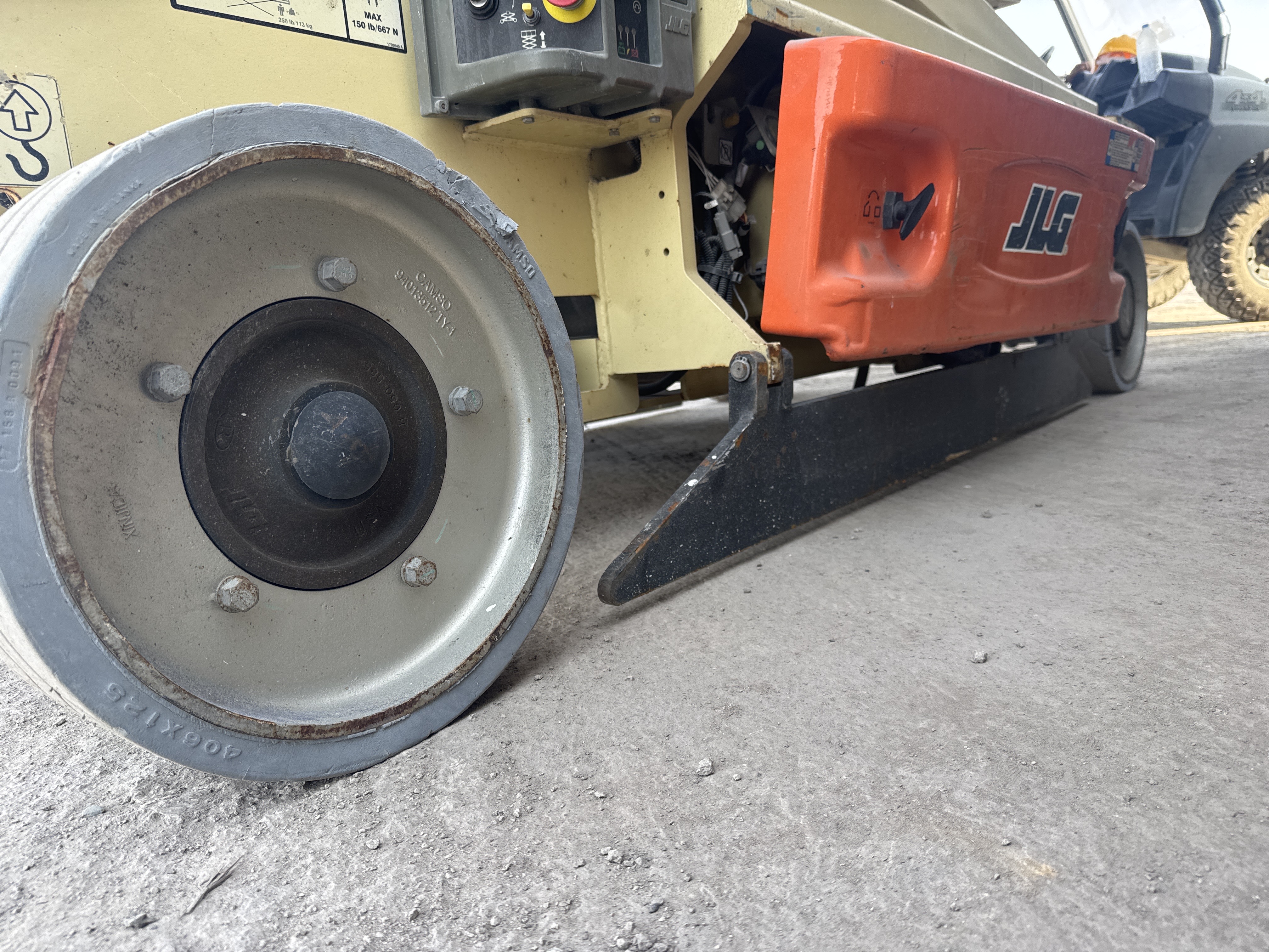 SLA-012-JLG-2646ES-Scissor-lifts-inspection-Structure-Outriggers-1