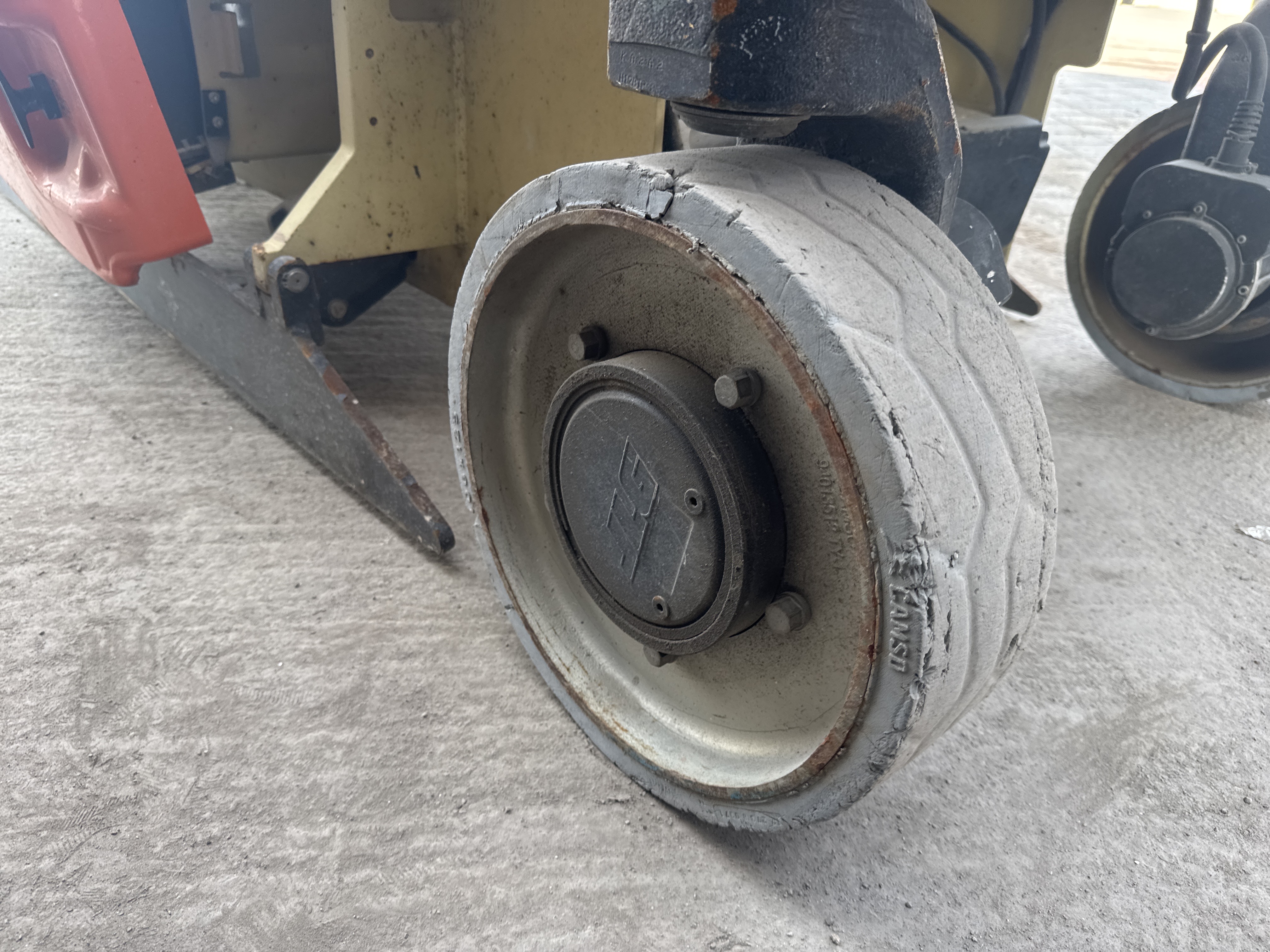 SLA-012-JLG-2646ES-Scissor-lifts-inspection-Chassis-Tires-condition-1