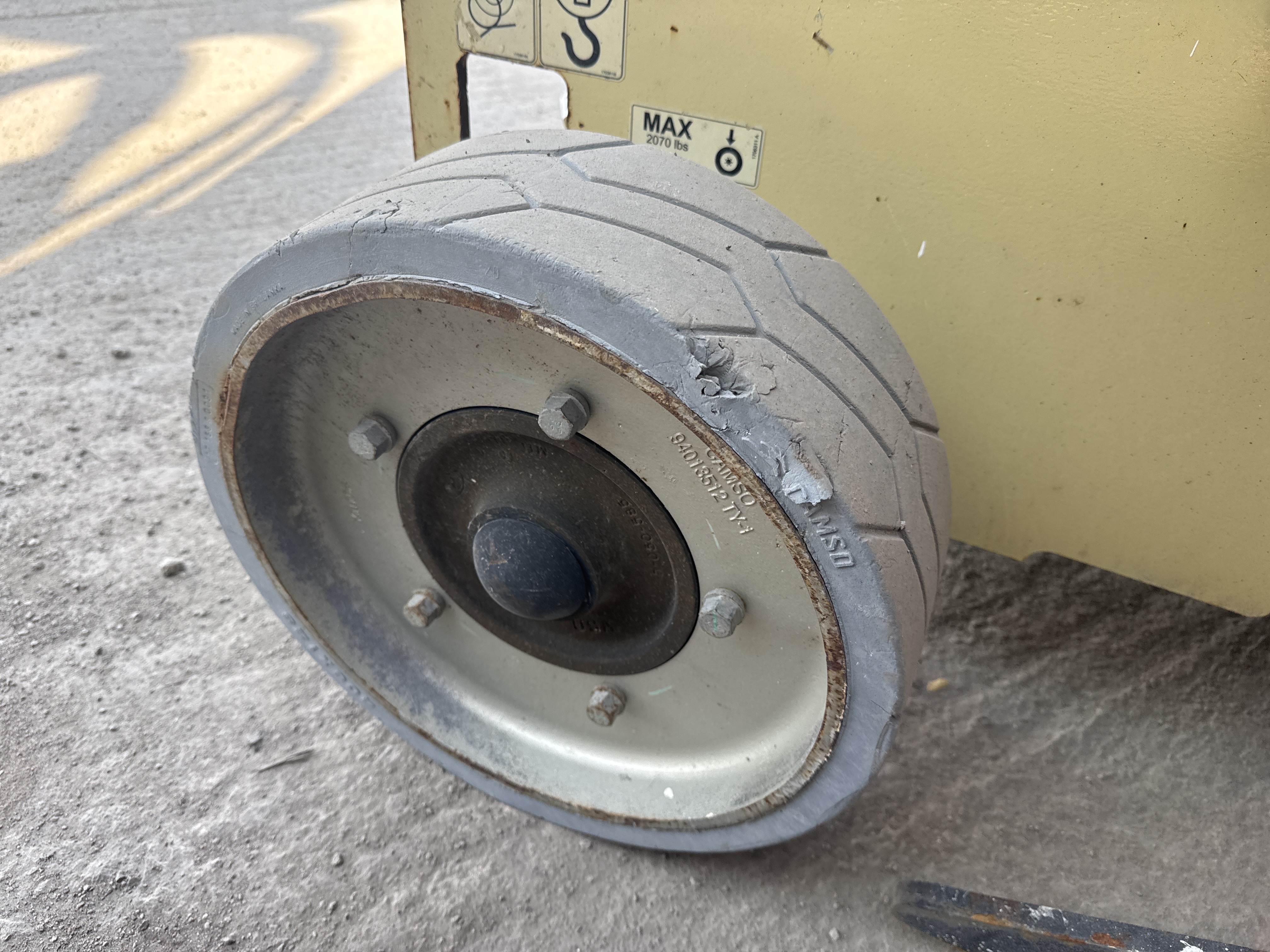 SLA-012-JLG-2646ES-Scissor-lifts-inspection-Chassis-Tires-condition-1