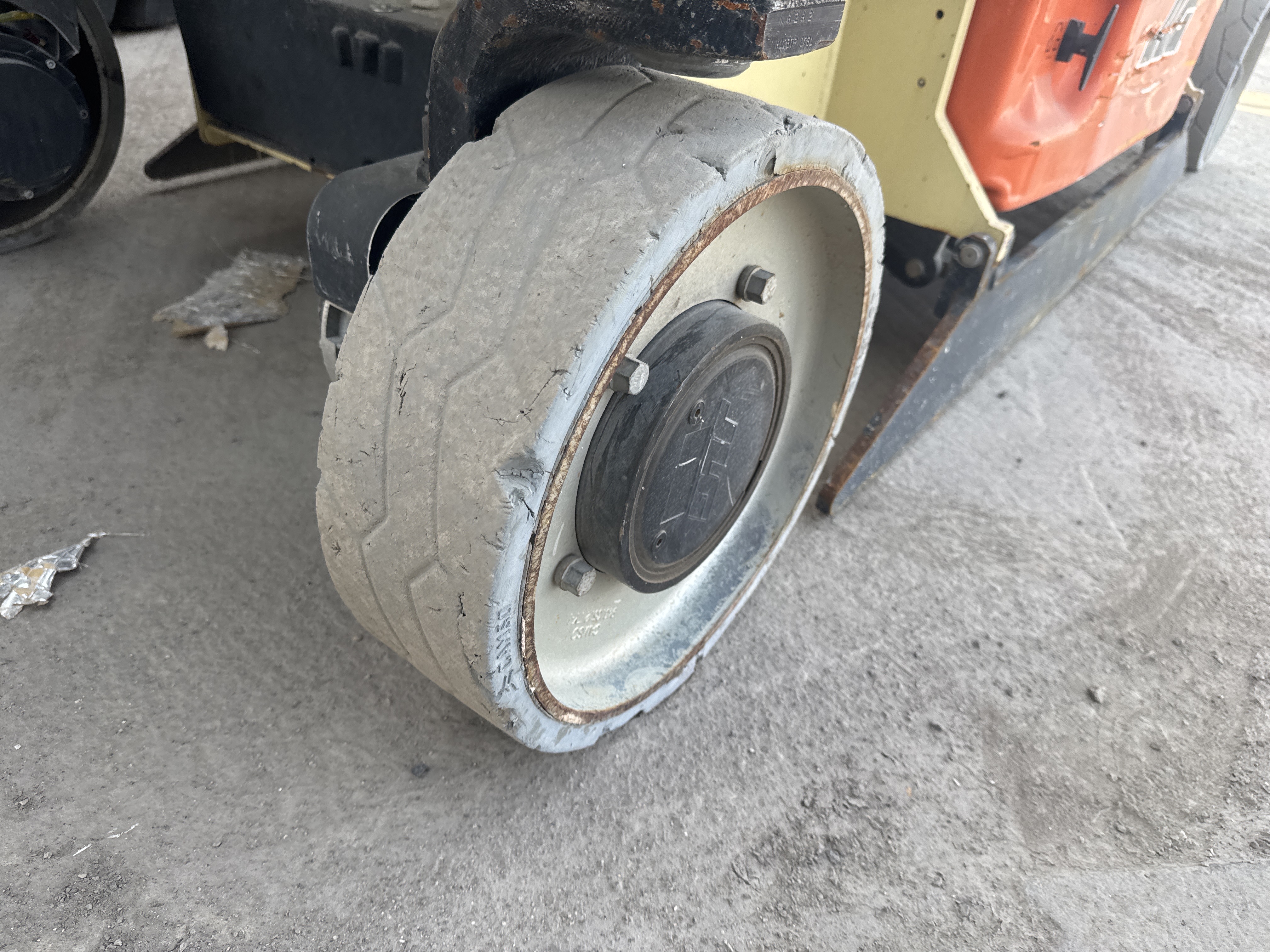 SLA-012-JLG-2646ES-Scissor-lifts-inspection-Chassis-Tires-condition-1