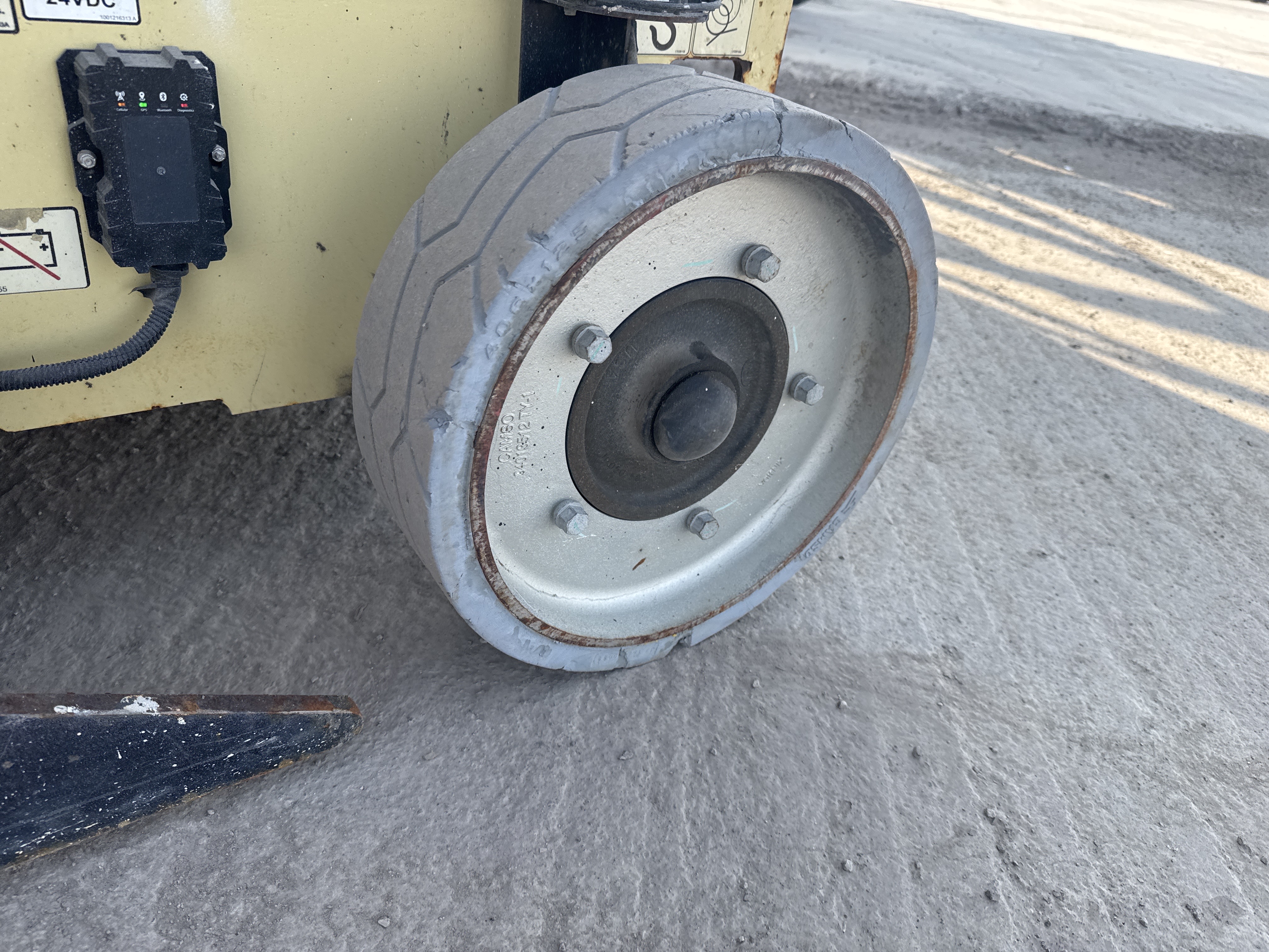 SLA-012-JLG-2646ES-Scissor-lifts-inspection-Chassis-Tires-condition-1