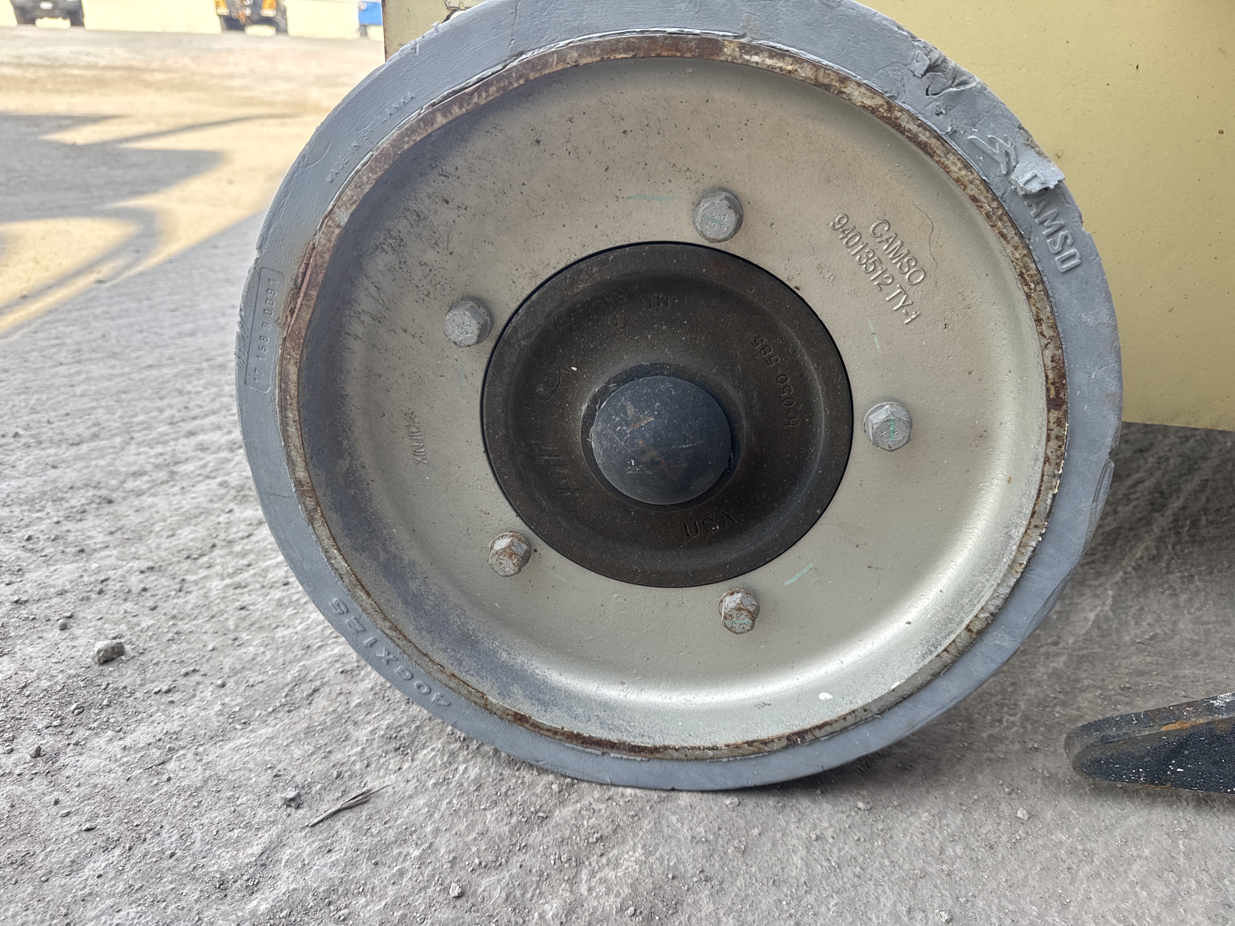 SLA-012-JLG-2646ES-Scissor-lifts-inspection-Chassis-Wheel-hub-condition-1