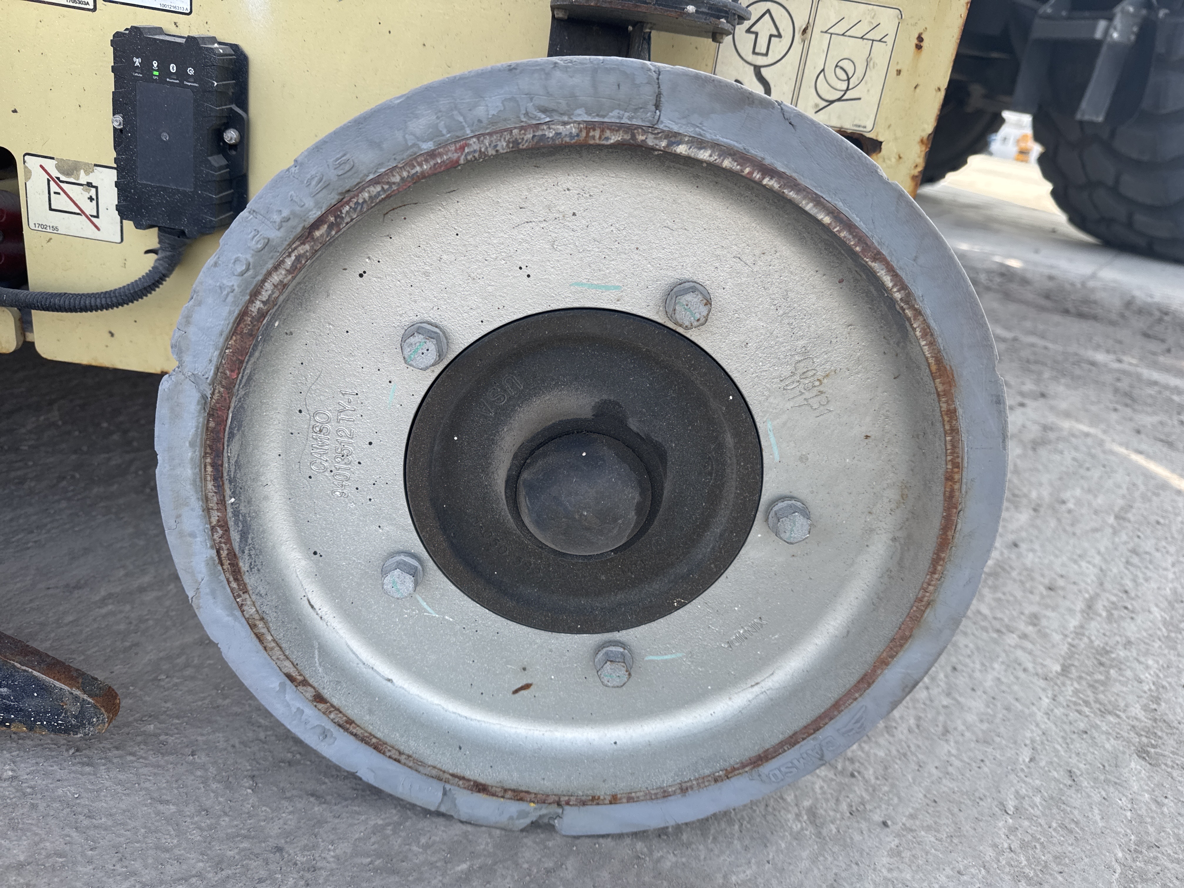 SLA-012-JLG-2646ES-Scissor-lifts-inspection-Chassis-Wheel-hub-condition-1