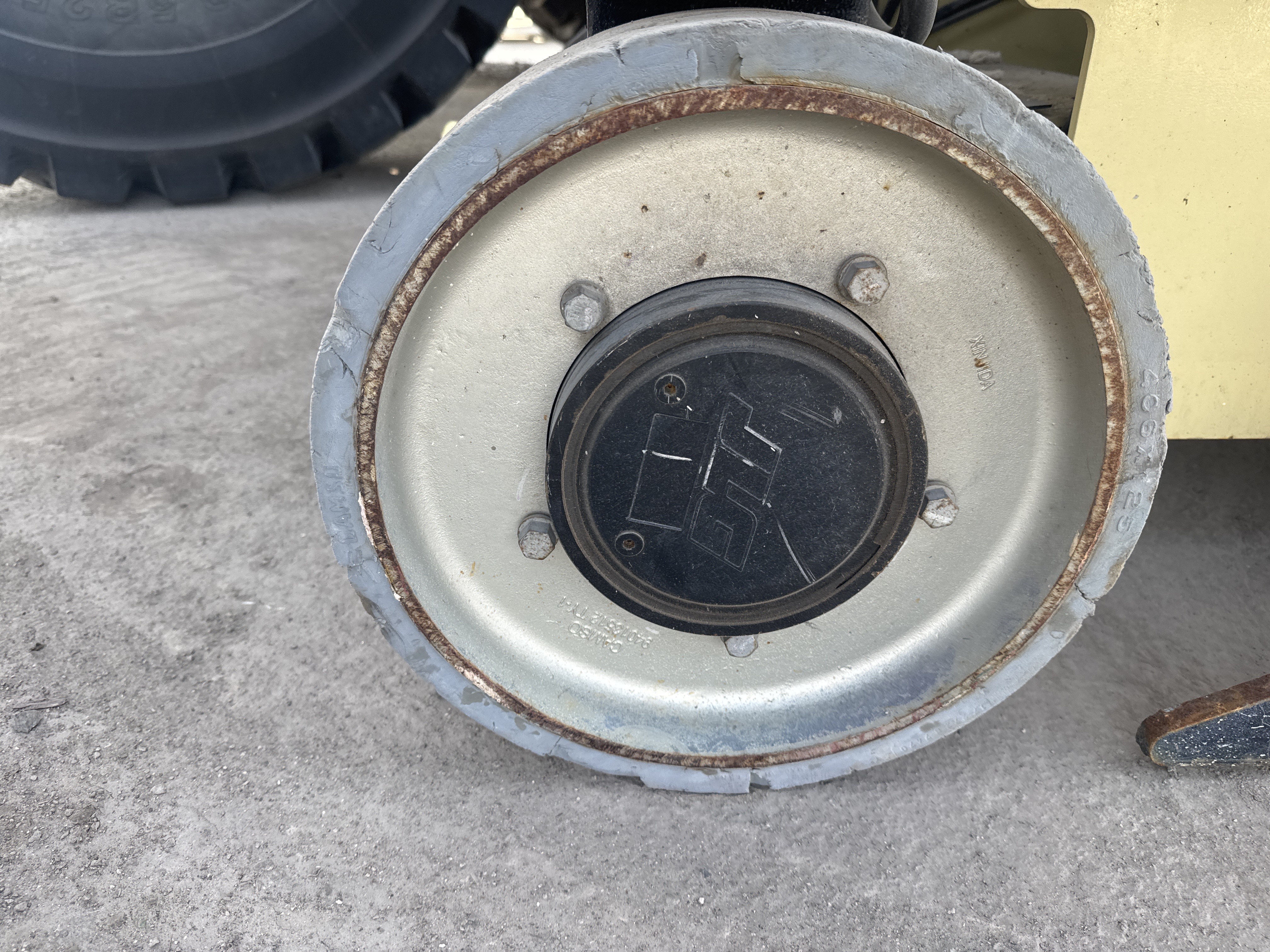 SLA-012-JLG-2646ES-Scissor-lifts-inspection-Chassis-Wheel-hub-condition-1