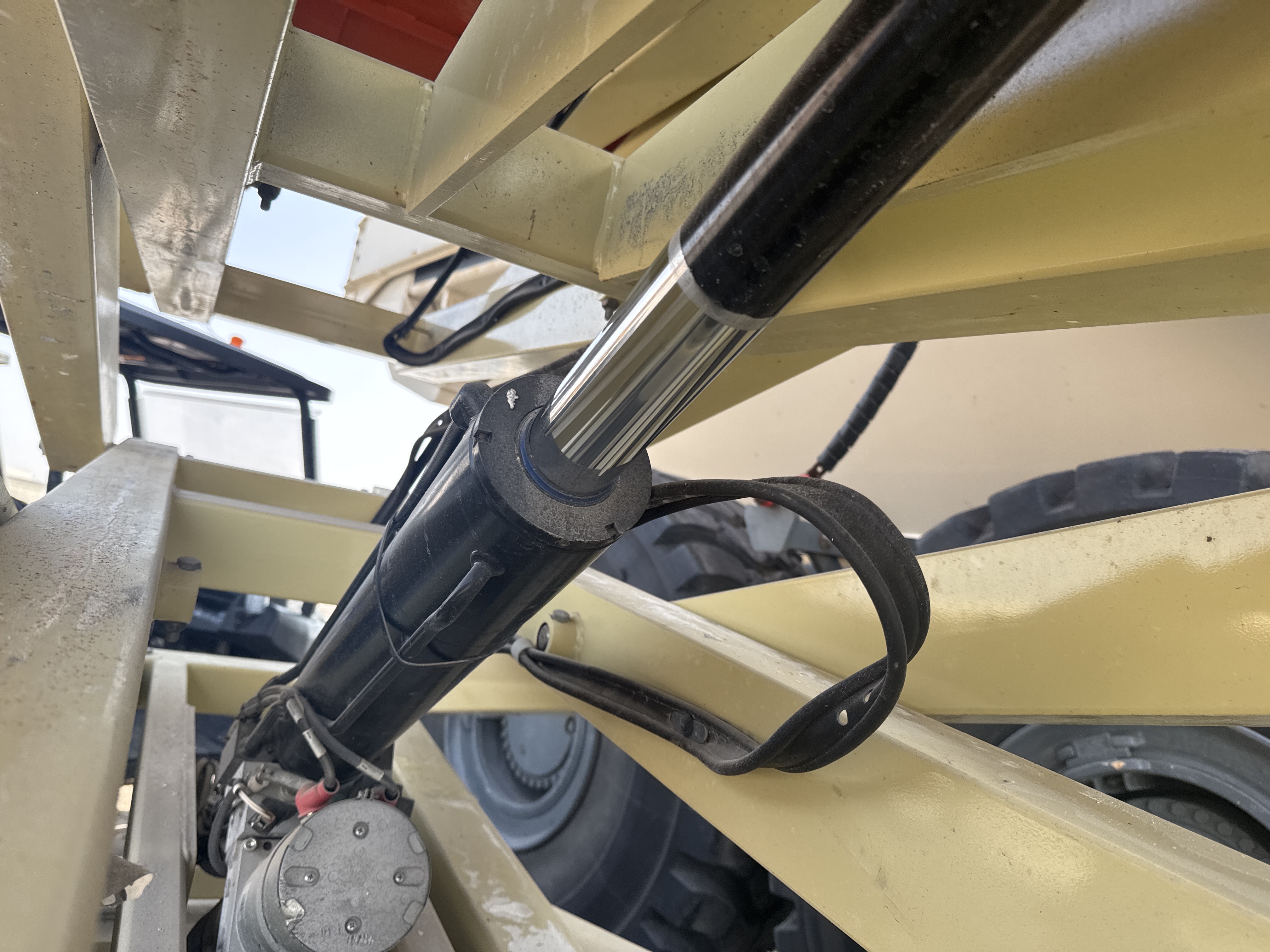 SLA-012-JLG-2646ES-Scissor-lifts-inspection-Hydraulics-Scissor-cylinders-1