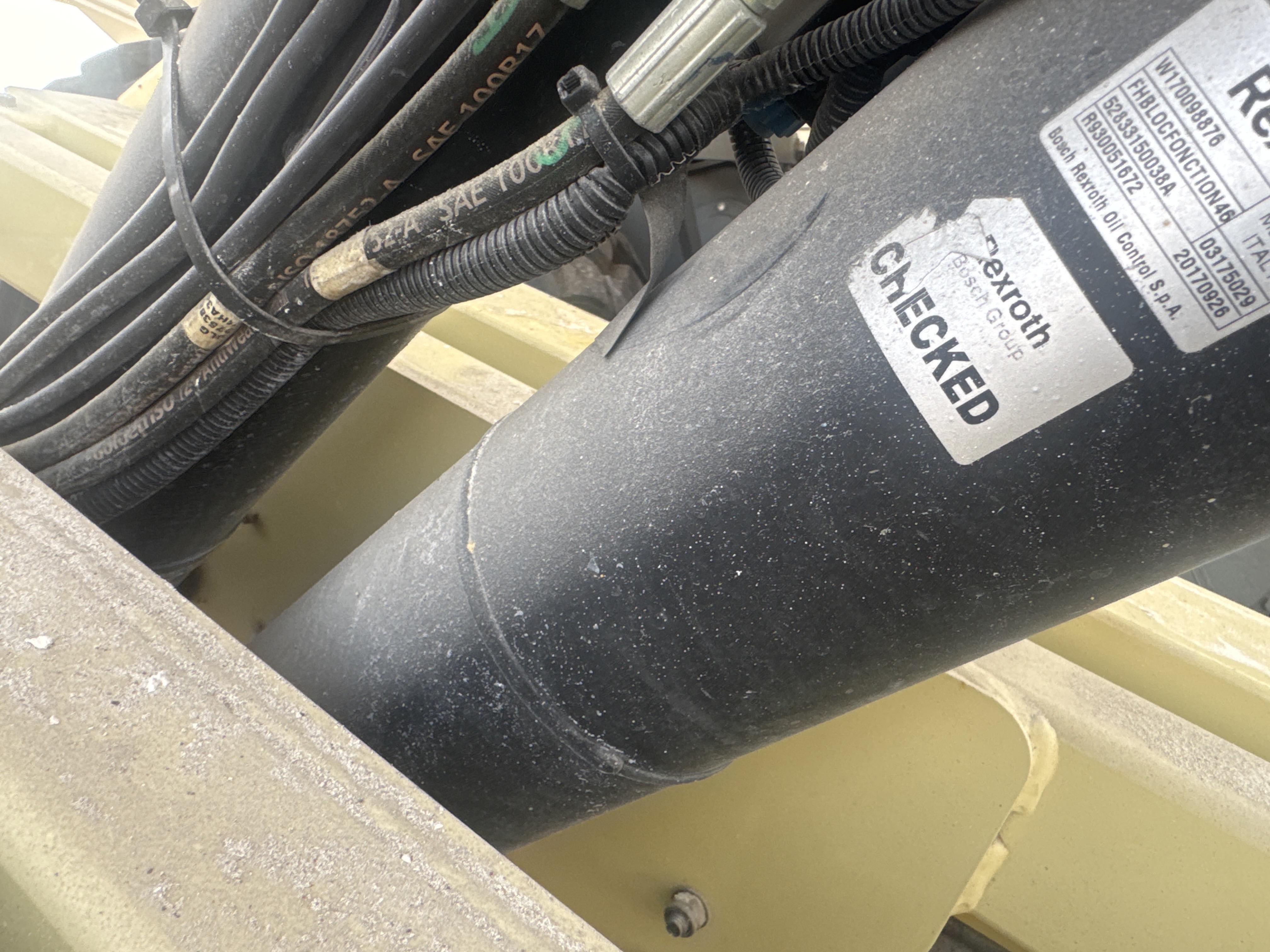 SLA-012-JLG-2646ES-Scissor-lifts-inspection-Hydraulics-Hydraulic-Tank-1
