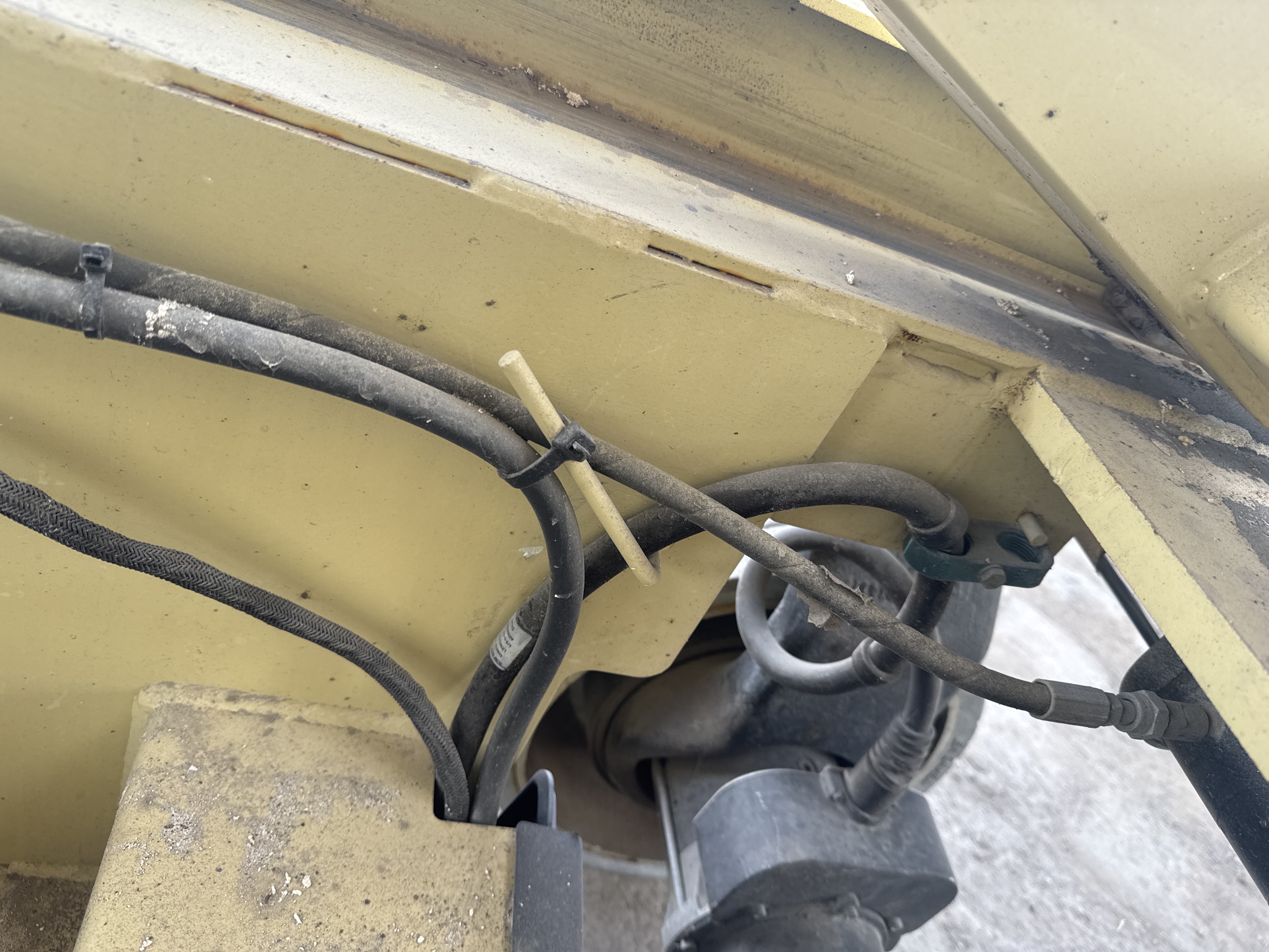 SLA-012-JLG-2646ES-Scissor-lifts-inspection-Hydraulics-Hydraulic-hoses-and-lines-1
