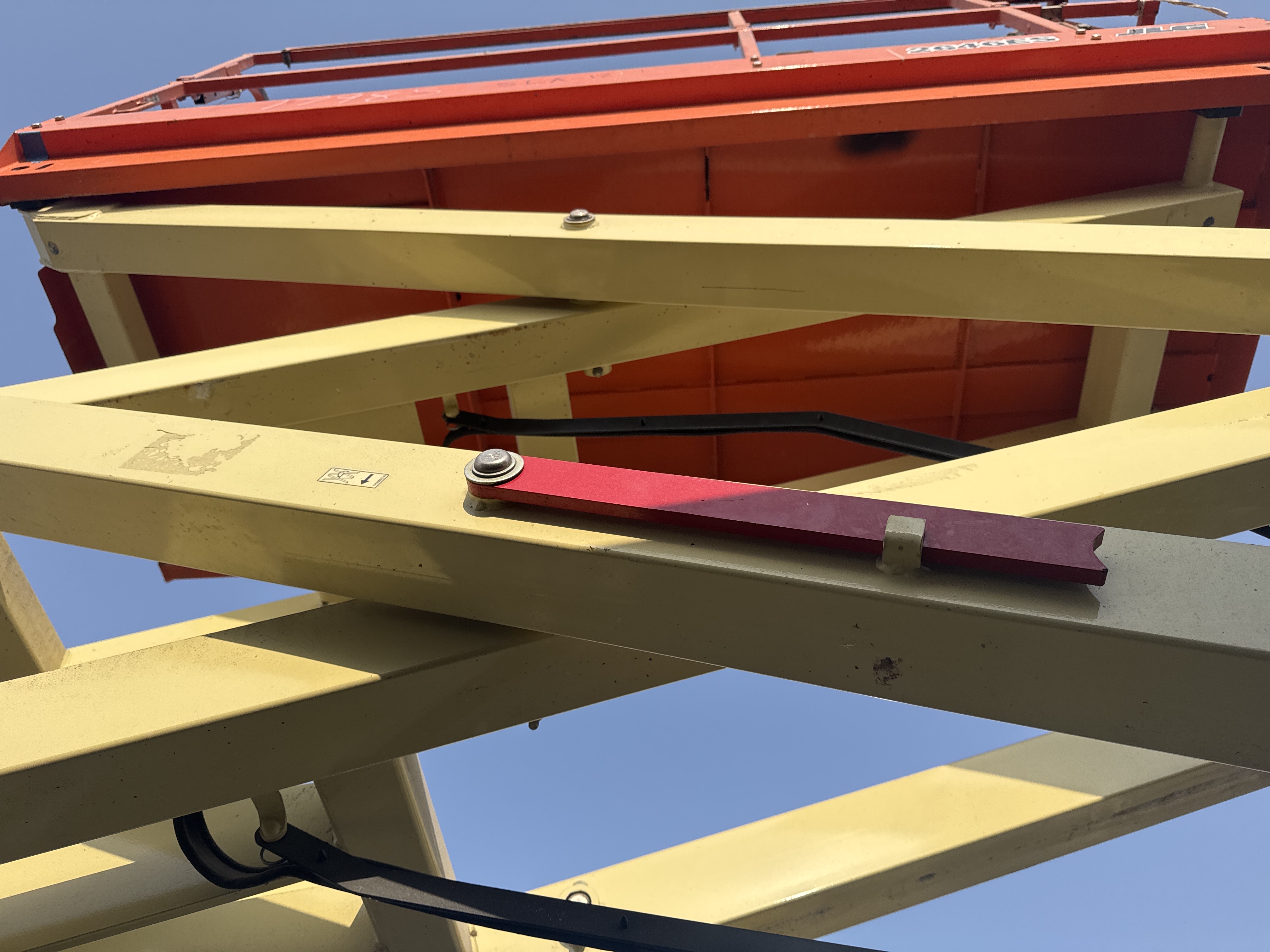 SLA-012-JLG-2646ES-Scissor-lifts-inspection-Hydraulics-Hydraulic-pins-/-locks-1