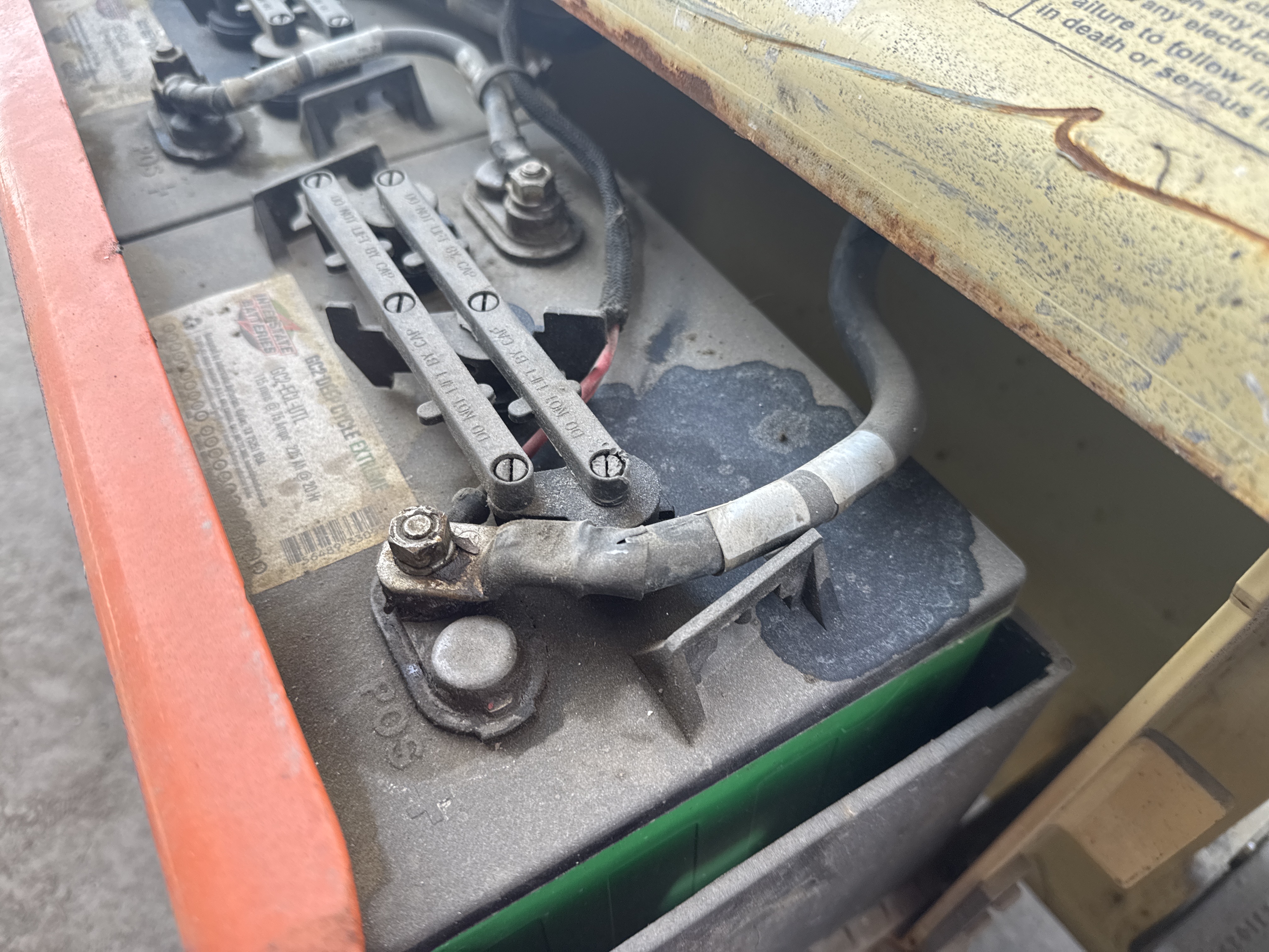 SLA-012-JLG-2646ES-Scissor-lifts-inspection-Electronics-Battery-1