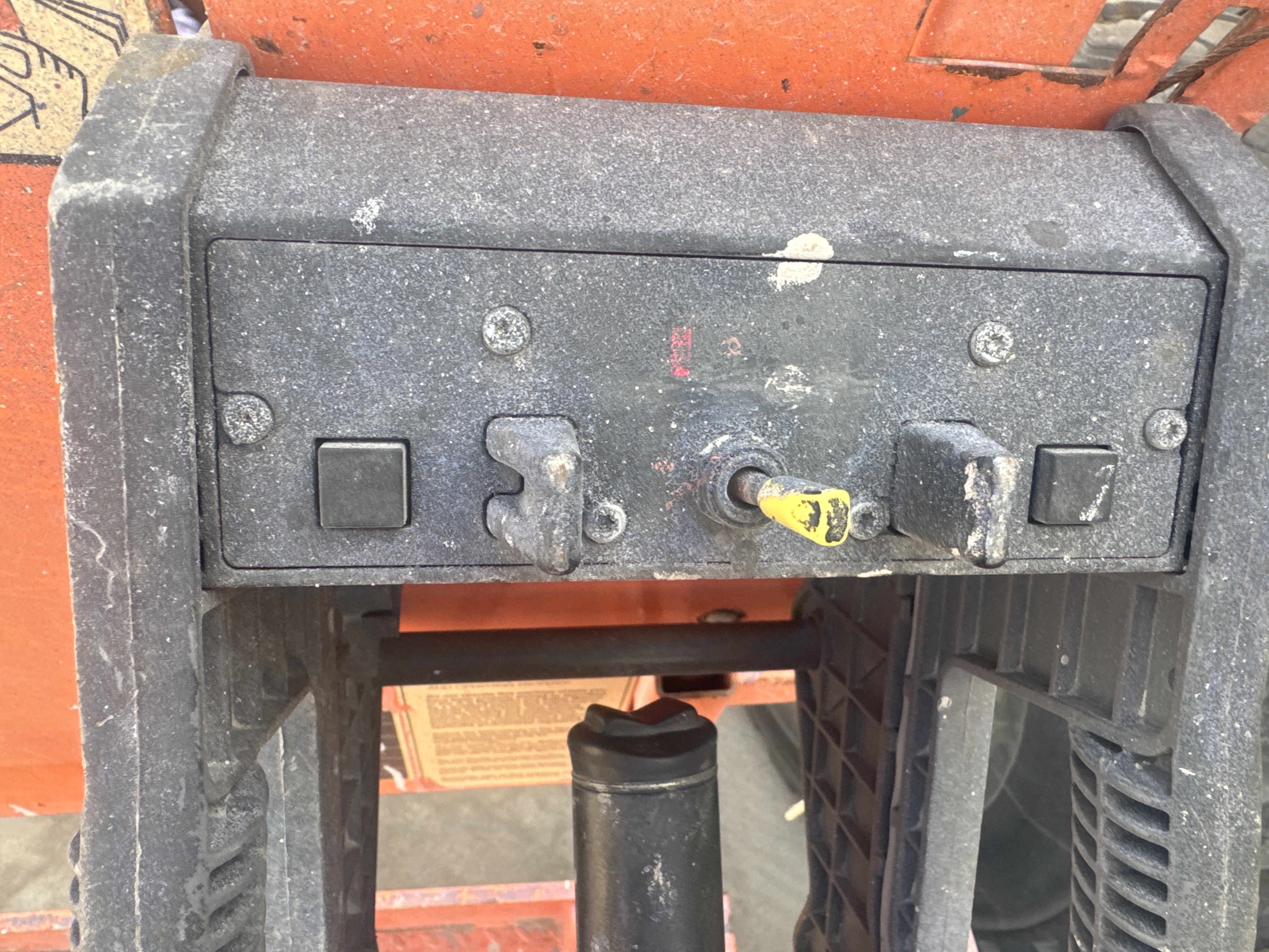 SLA-012-JLG-2646ES-Scissor-lifts-inspection-Electronics-Electronic-instrument-board-1