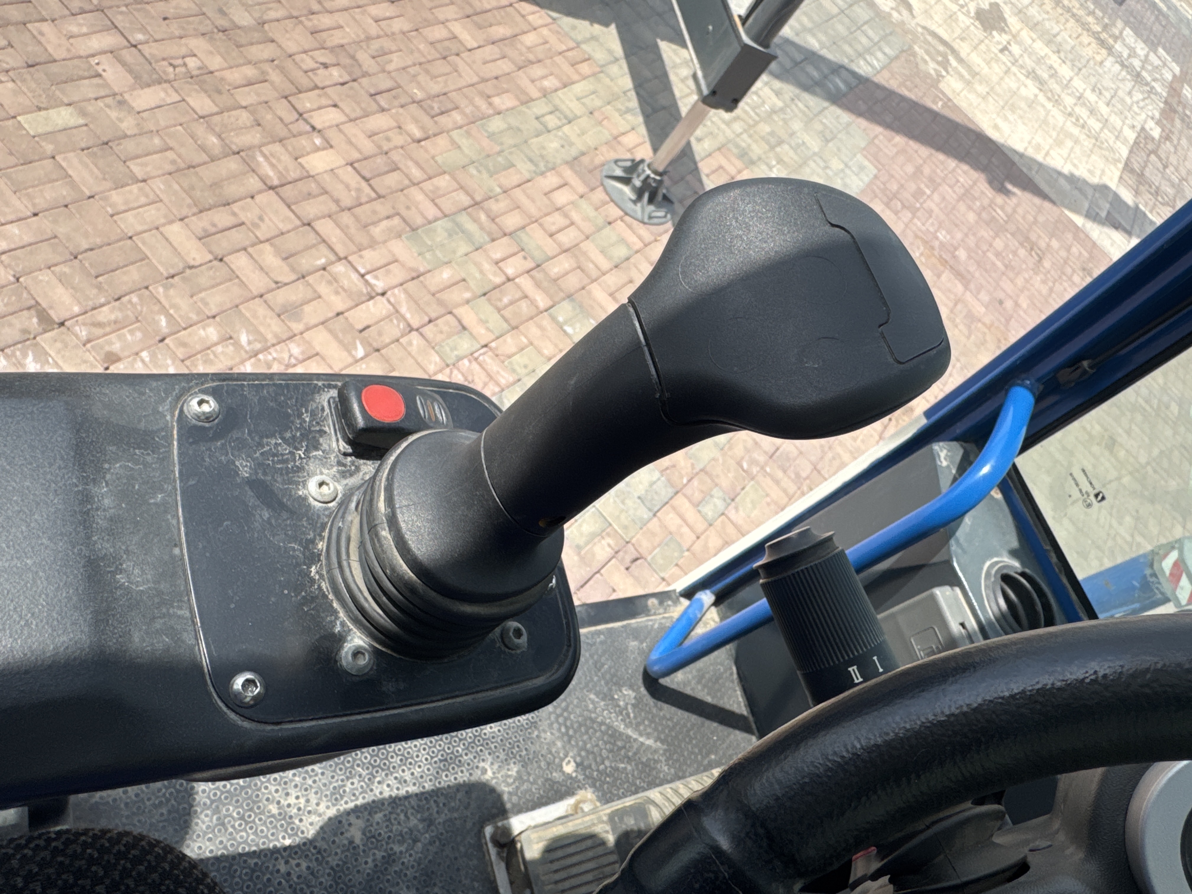 RTC-001-Manotti-ARM-550-Rough-terrain-cranes-inspection-Cabin-Joysticks-1