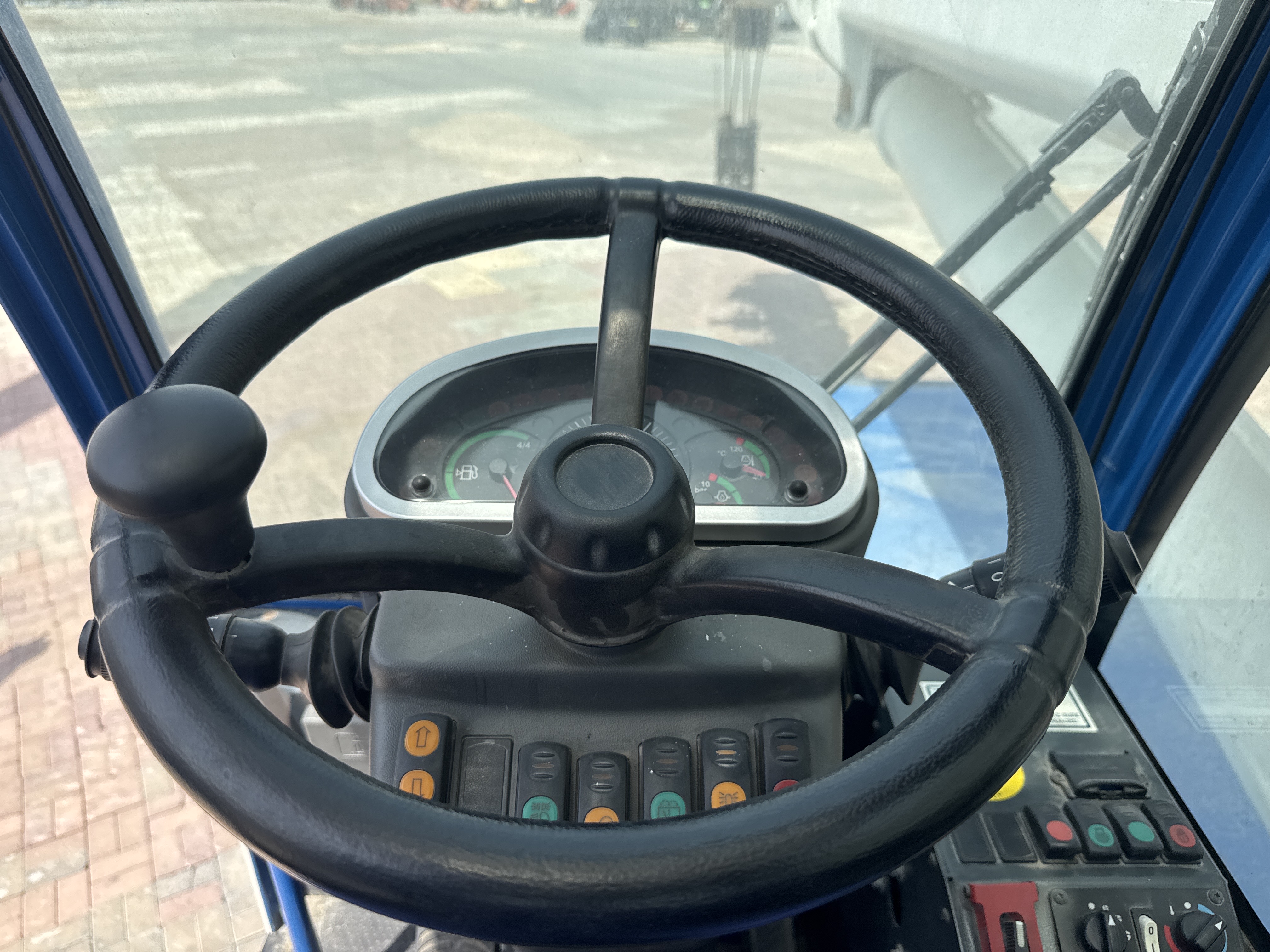 RTC-001-Manotti-ARM-550-Rough-terrain-cranes-inspection-Cabin-Steering-controls-1
