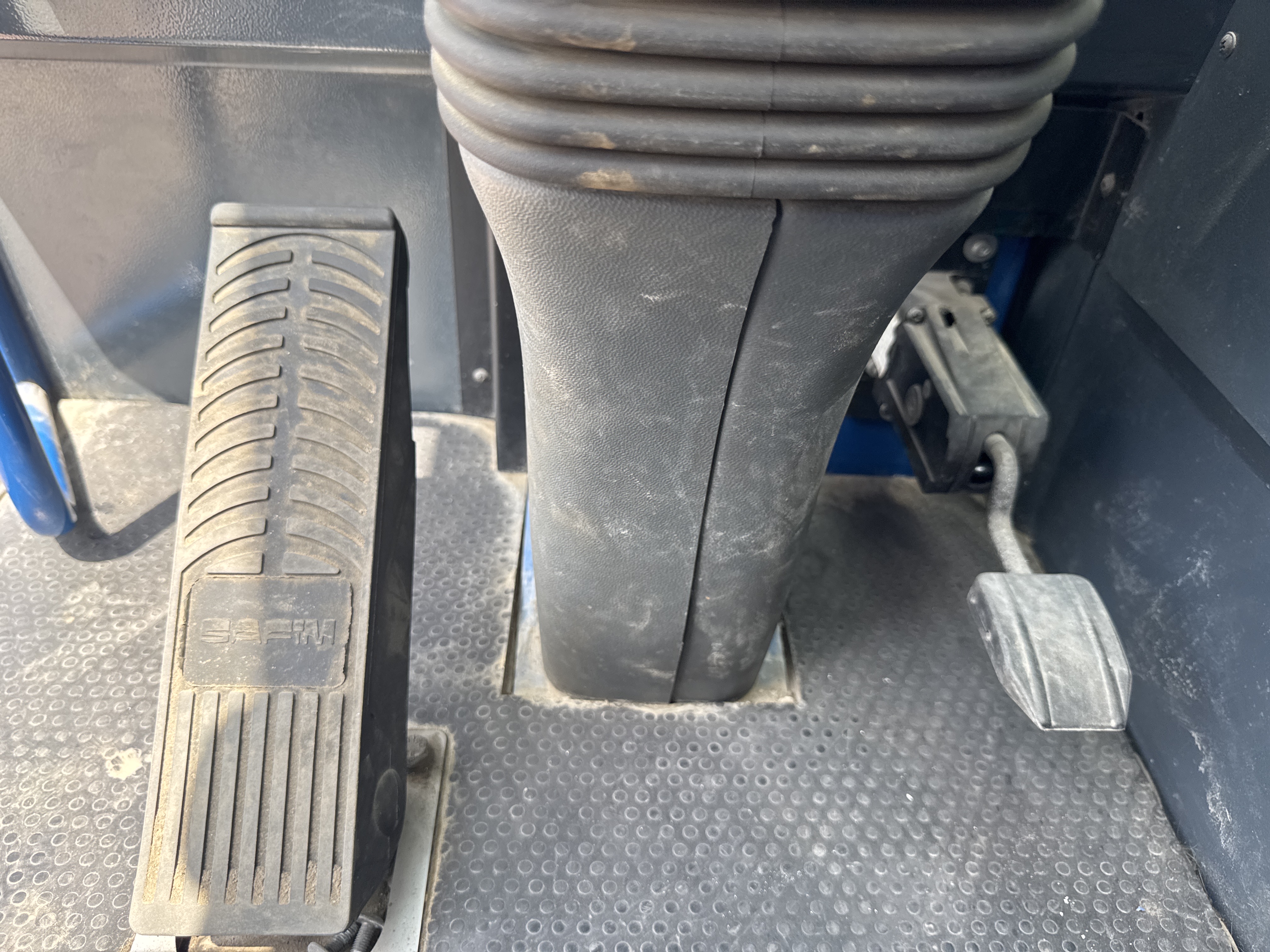 RTC-001-Manotti-ARM-550-Rough-terrain-cranes-inspection-Cabin-Pedals-1