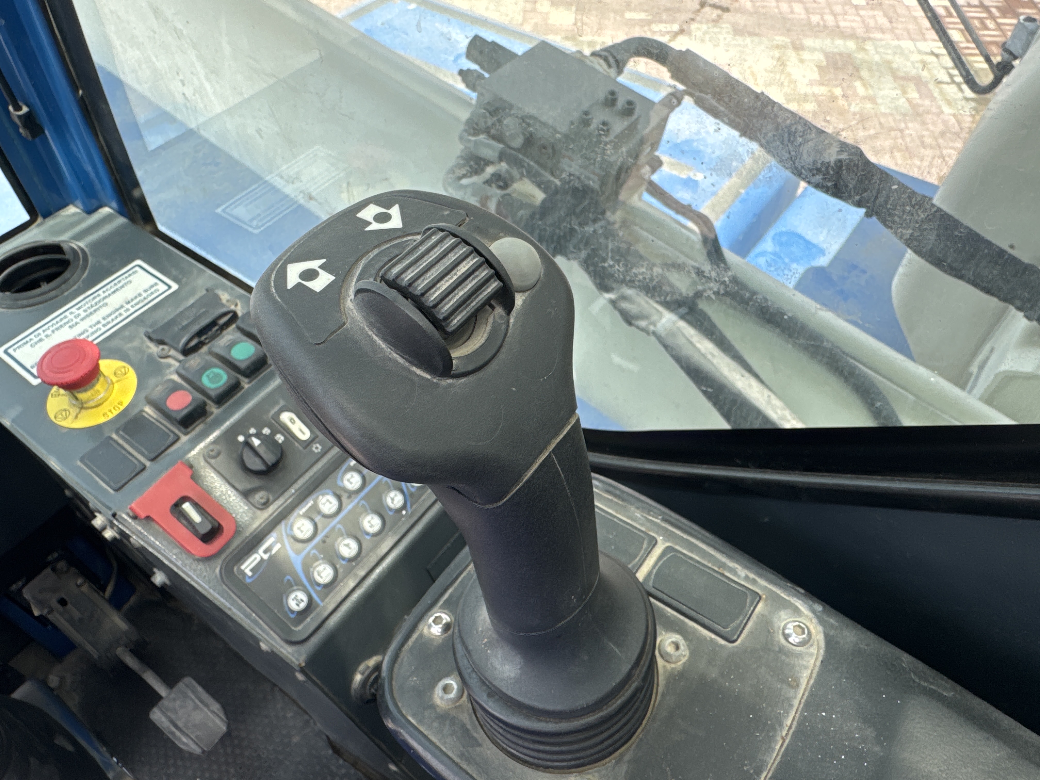 RTC-001-Manotti-ARM-550-Rough-terrain-cranes-inspection-Cabin-Gear-lever-1
