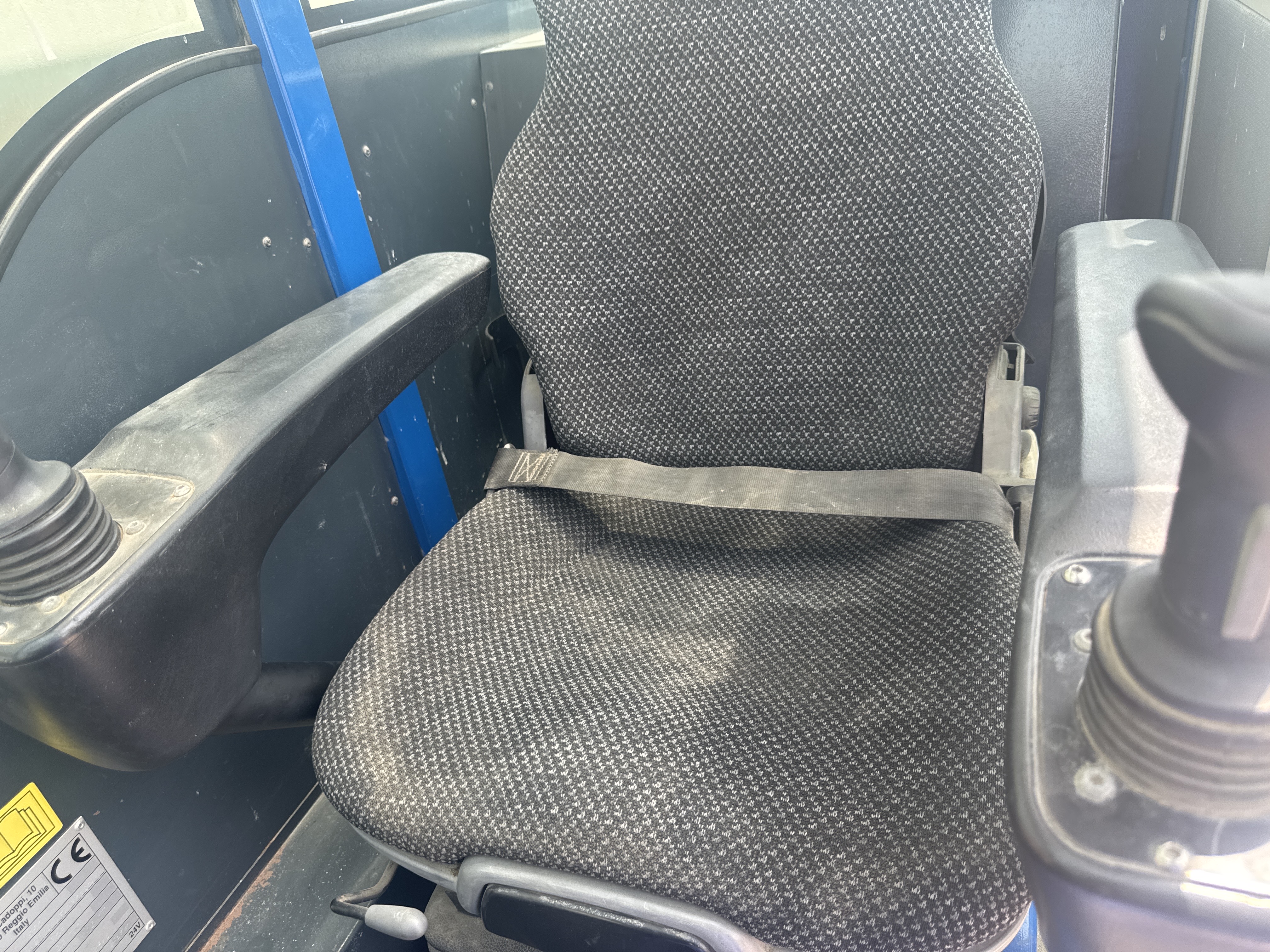 RTC-001-Manotti-ARM-550-Rough-terrain-cranes-inspection-Cabin-Seats/armrests-1