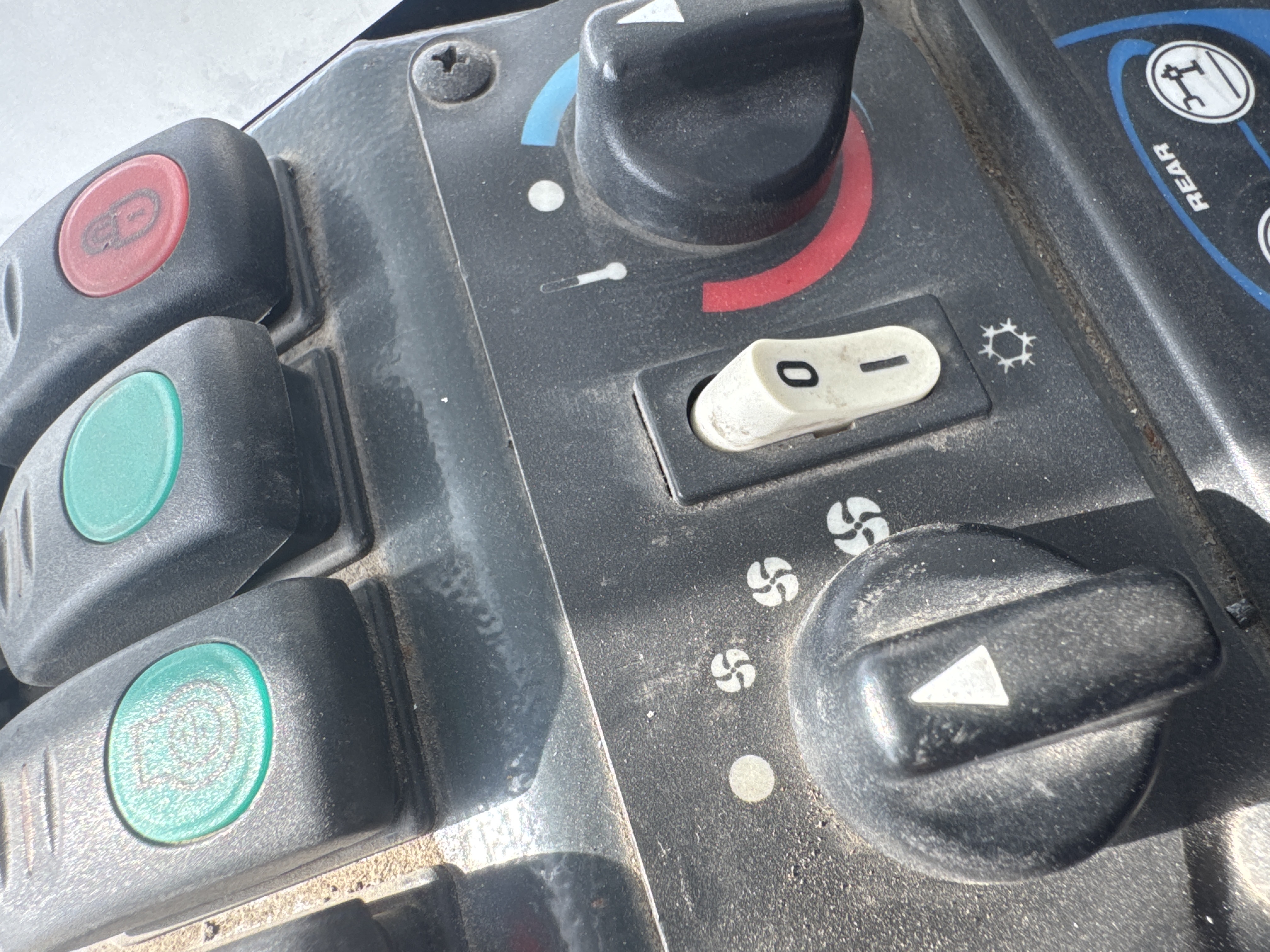 RTC-001-Manotti-ARM-550-Rough-terrain-cranes-inspection-Air-conditioning-A/C-control-panel-1