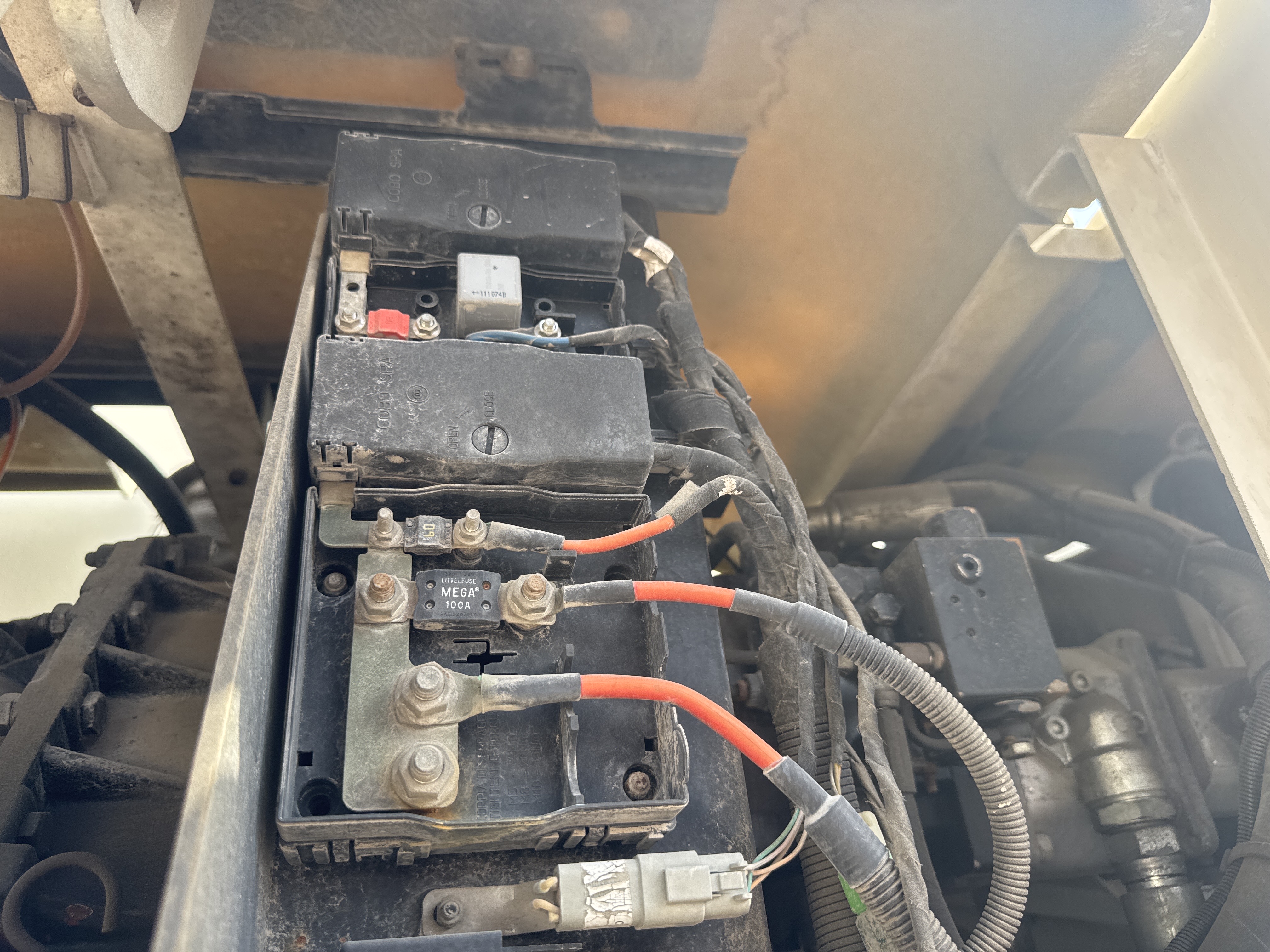 RTC-001-Manotti-ARM-550-Rough-terrain-cranes-inspection-Electronics-Fuse-box-1