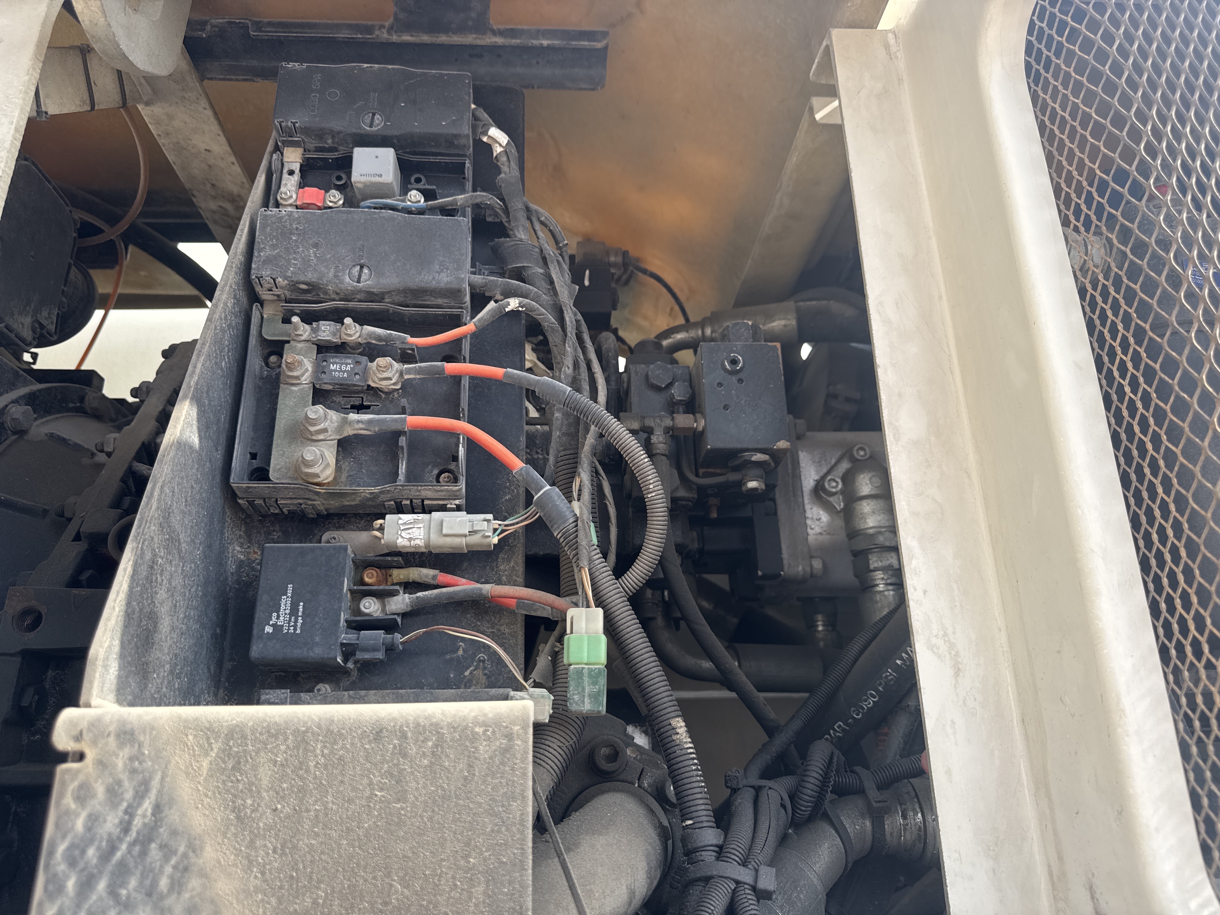 RTC-001-Manotti-ARM-550-Rough-terrain-cranes-inspection-Electronics-Fuse-box-1