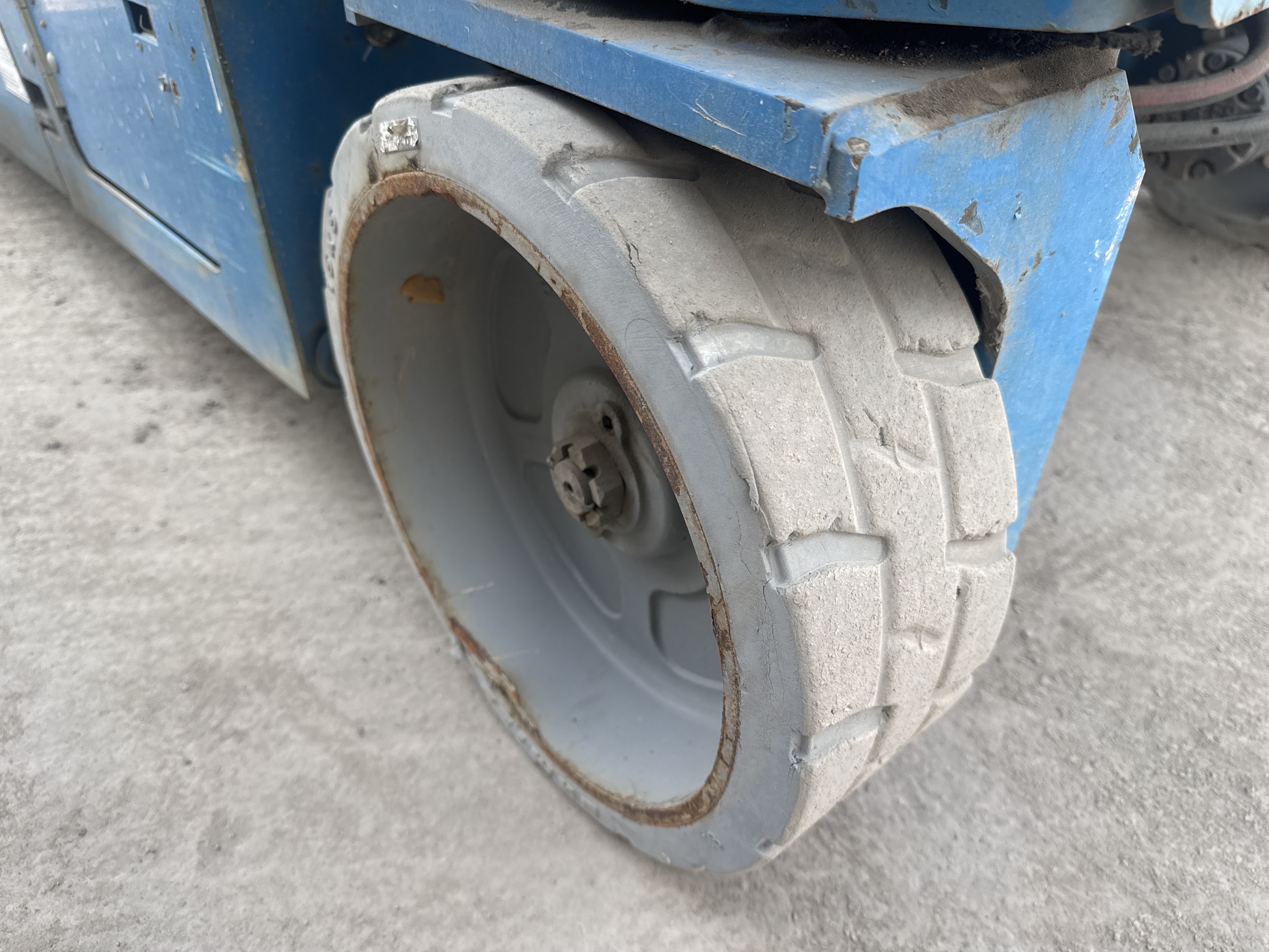 SLA-006-Genie-GS-4047-Scissor-lifts-inspection-Chassis-Tires-condition-1