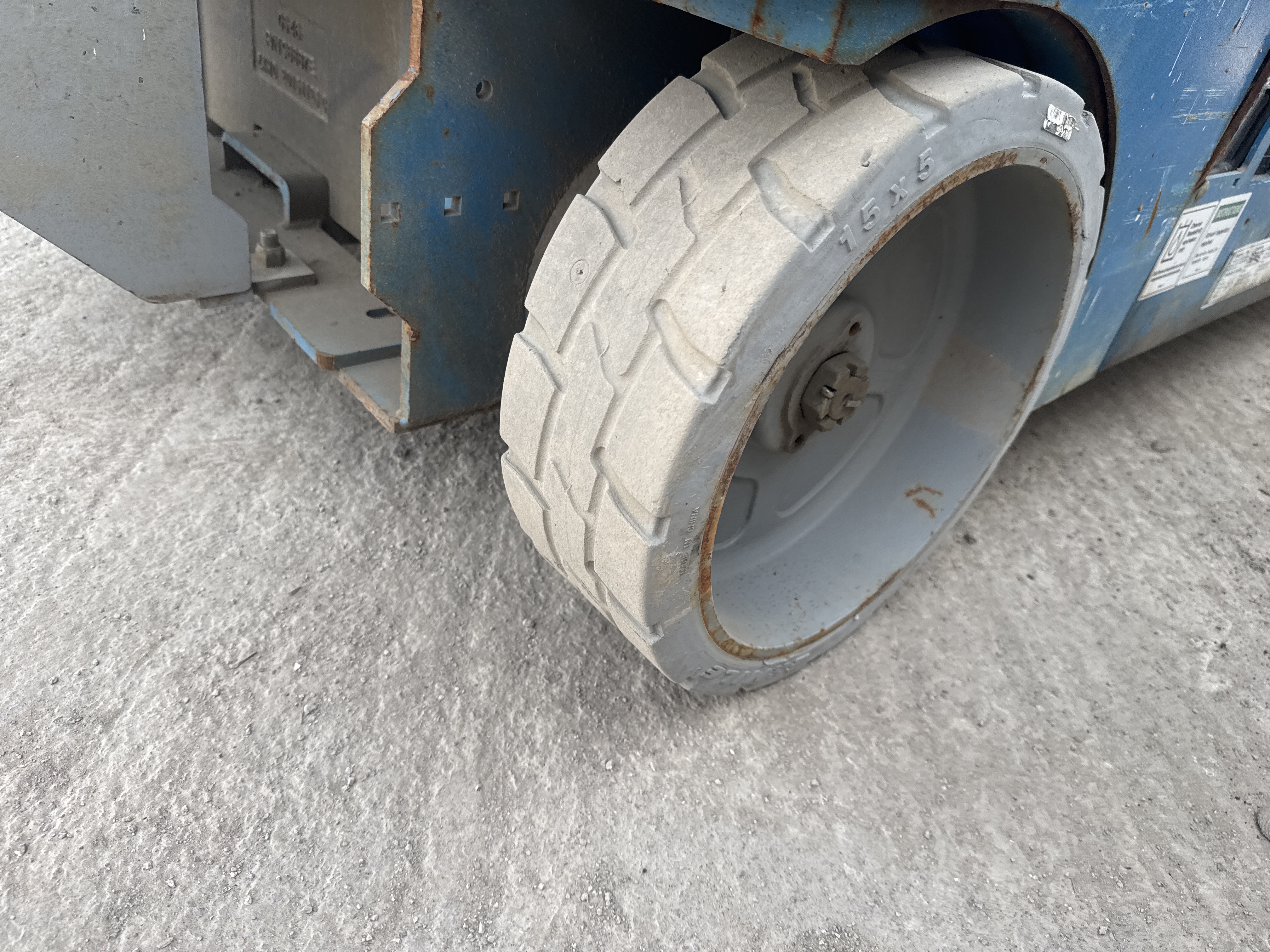 SLA-006-Genie-GS-4047-Scissor-lifts-inspection-Chassis-Tires-condition-1
