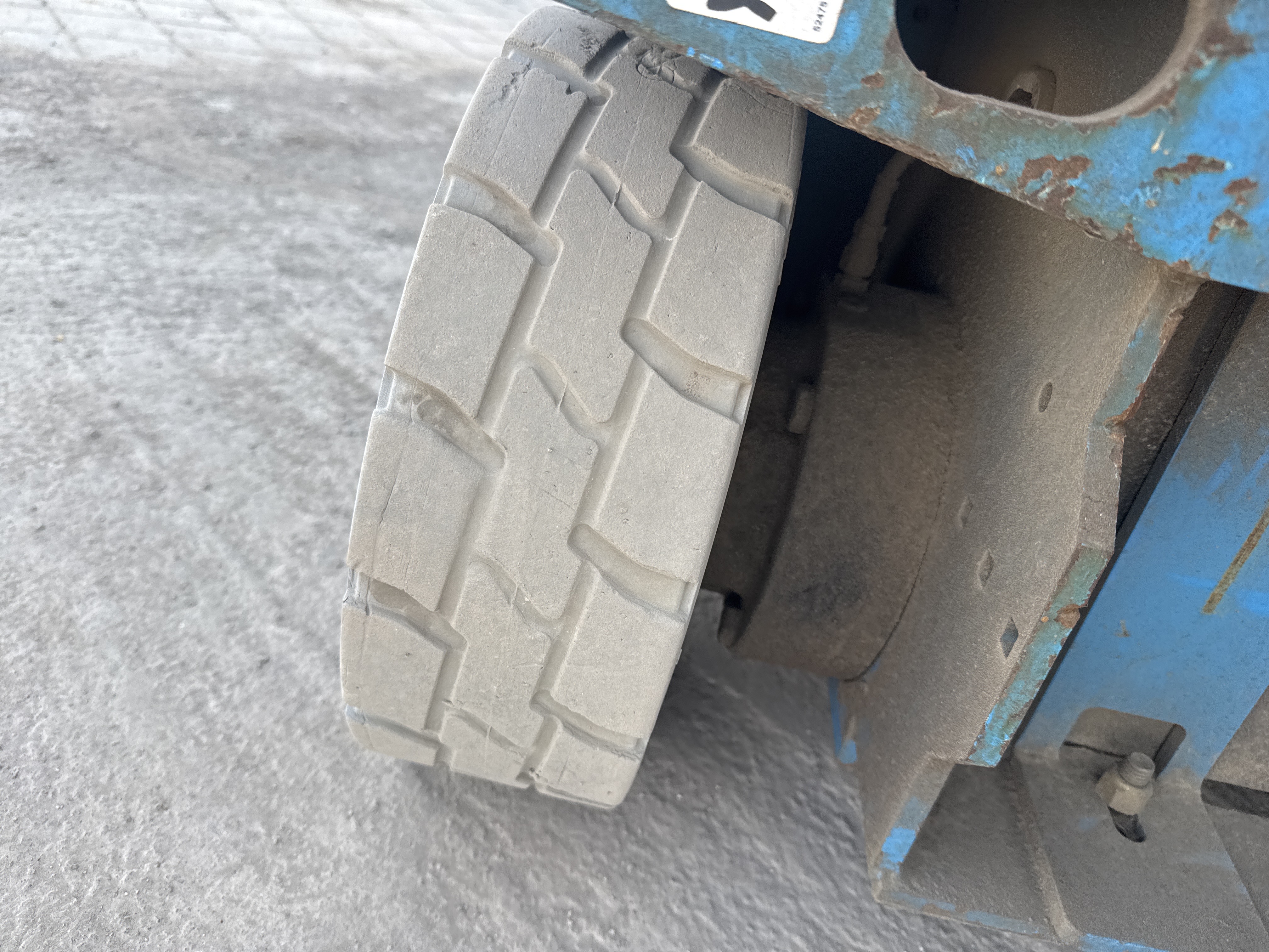 SLA-006-Genie-GS-4047-Scissor-lifts-inspection-Chassis-Tires-condition-1