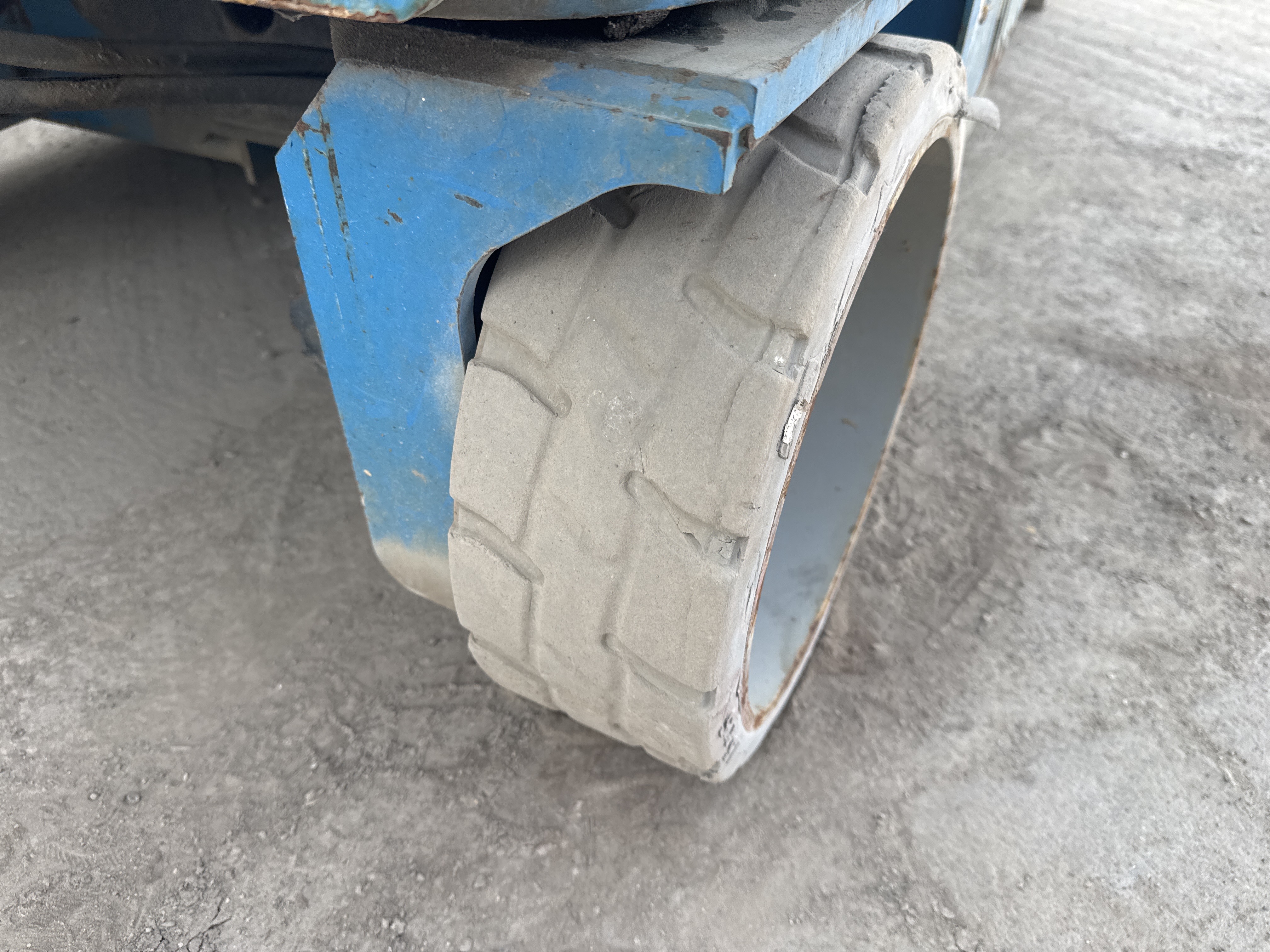 SLA-006-Genie-GS-4047-Scissor-lifts-inspection-Chassis-Tires-condition-1