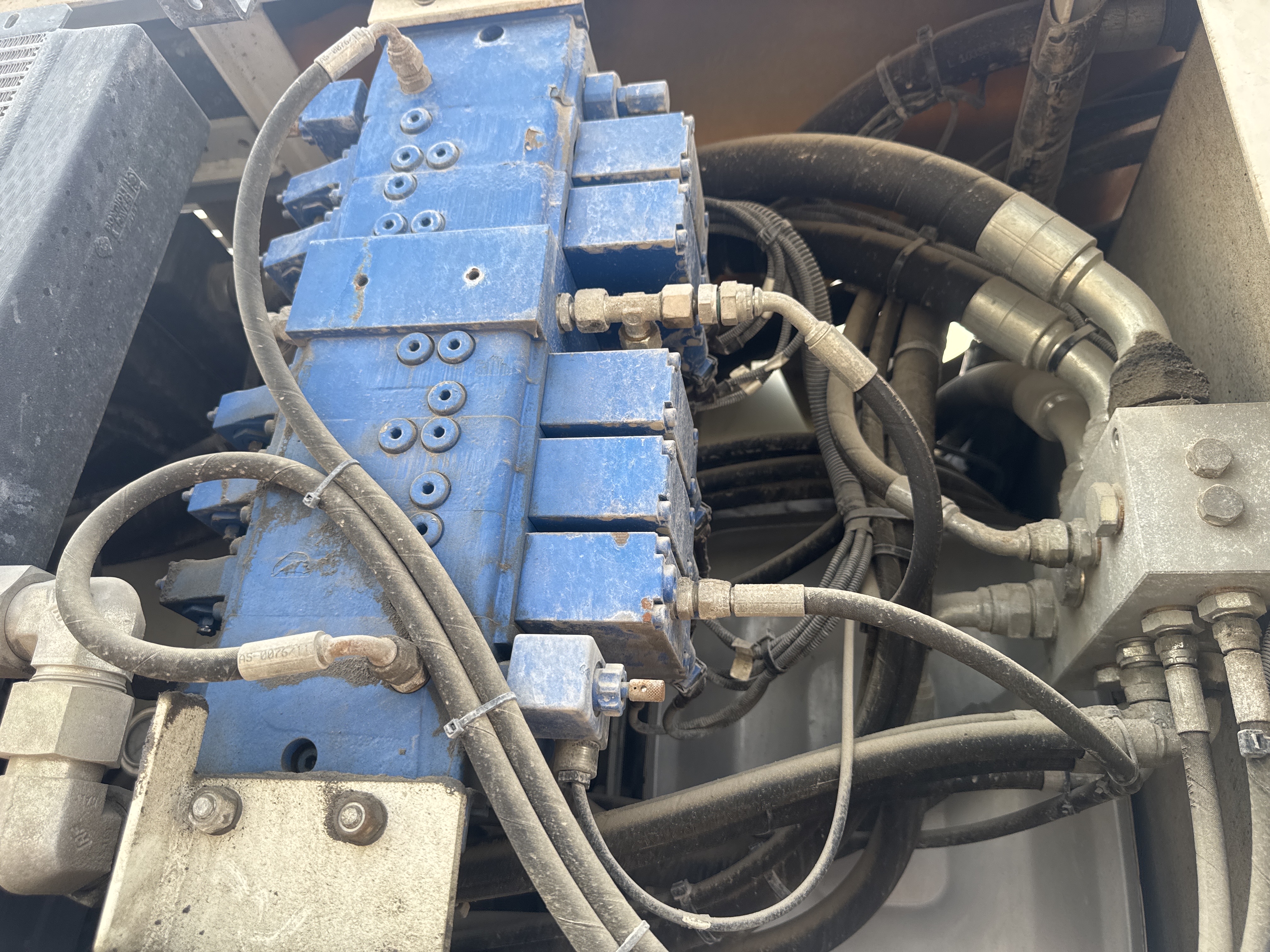 RTC-001-Manotti-ARM-550-Rough-terrain-cranes-inspection-Hydraulics-Main-control-valve-(MCV)-1
