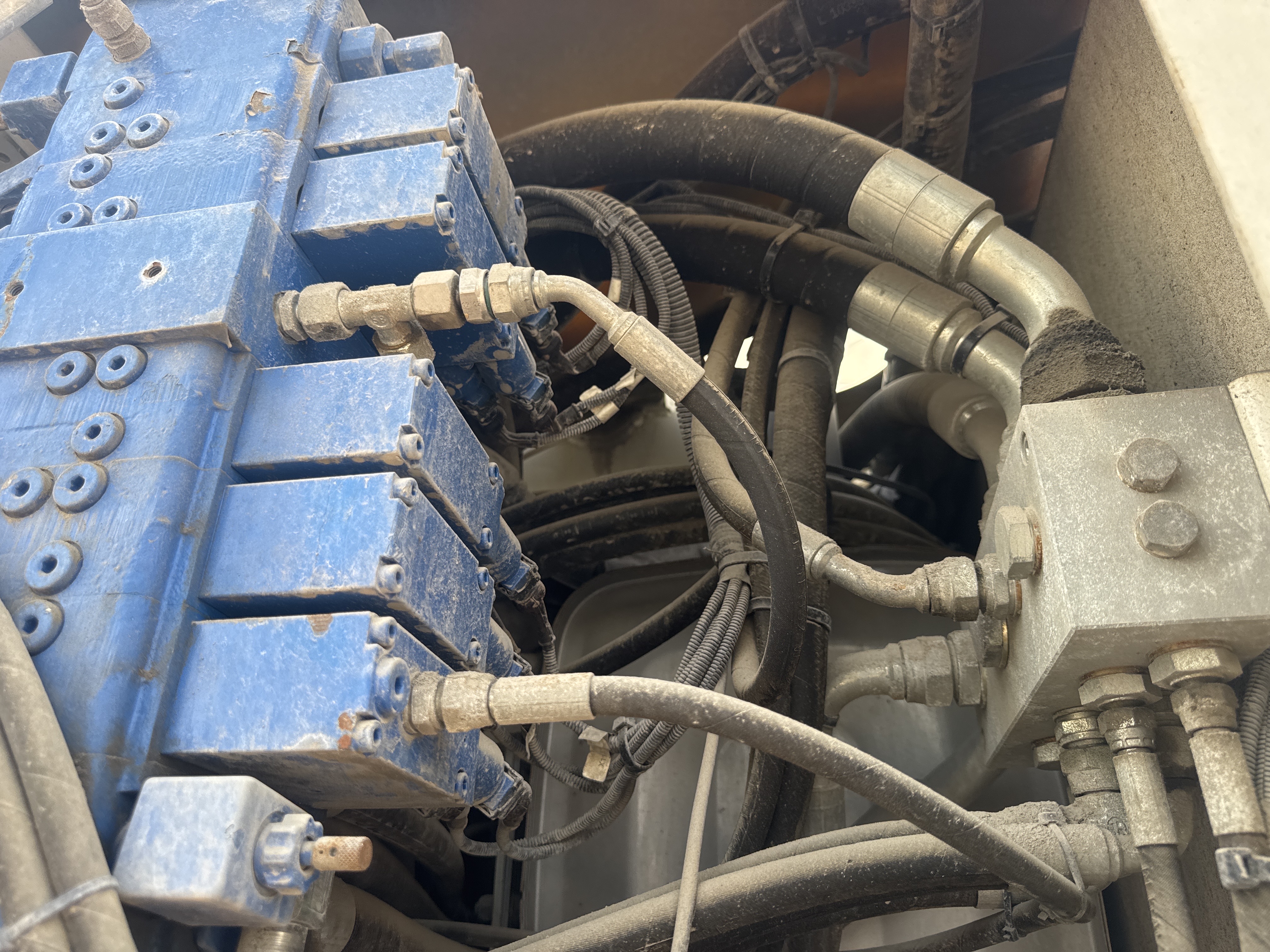 RTC-001-Manotti-ARM-550-Rough-terrain-cranes-inspection-Hydraulics-Main-control-valve-(MCV)-1