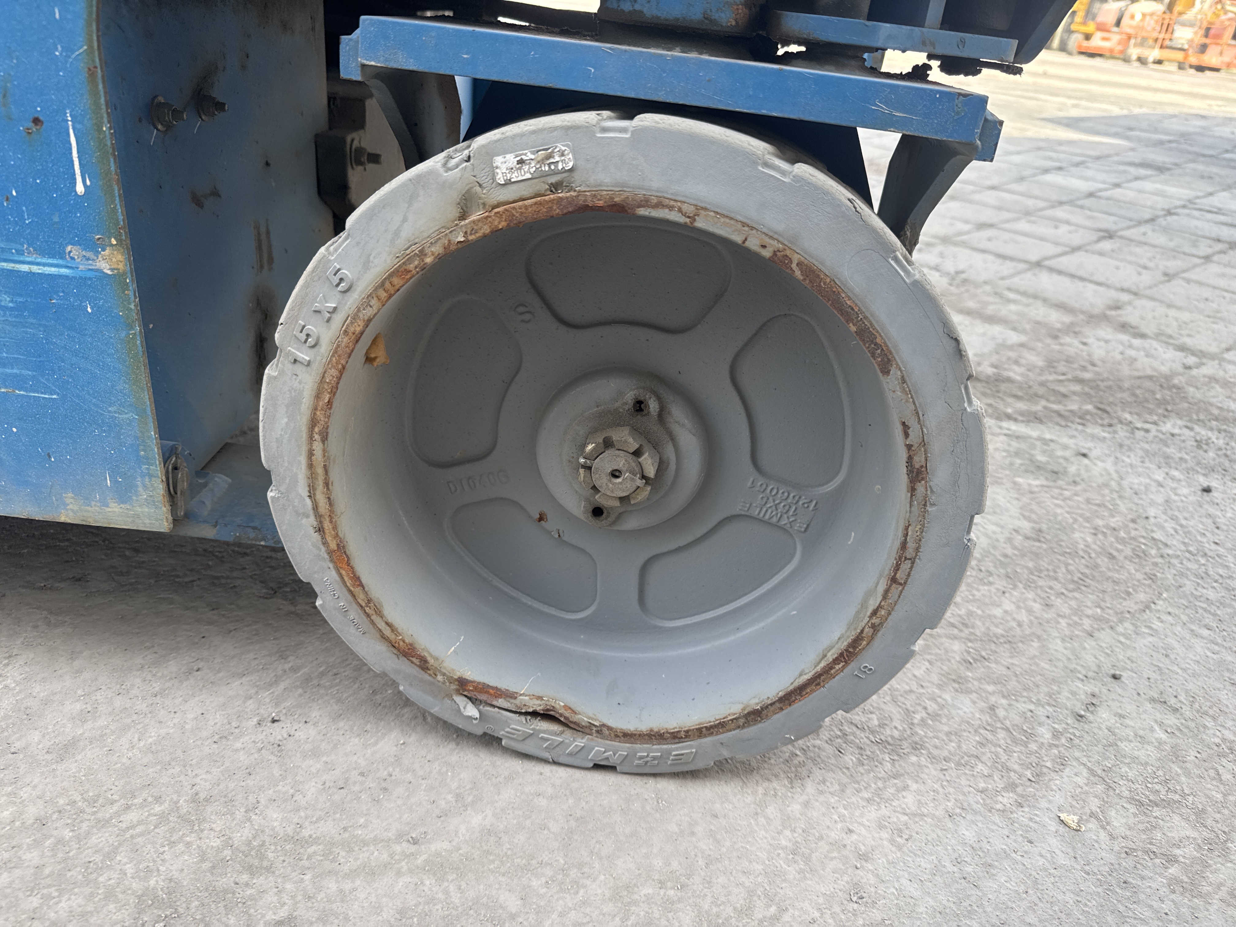 SLA-006-Genie-GS-4047-Scissor-lifts-inspection-Chassis-Wheel-hub-condition-1
