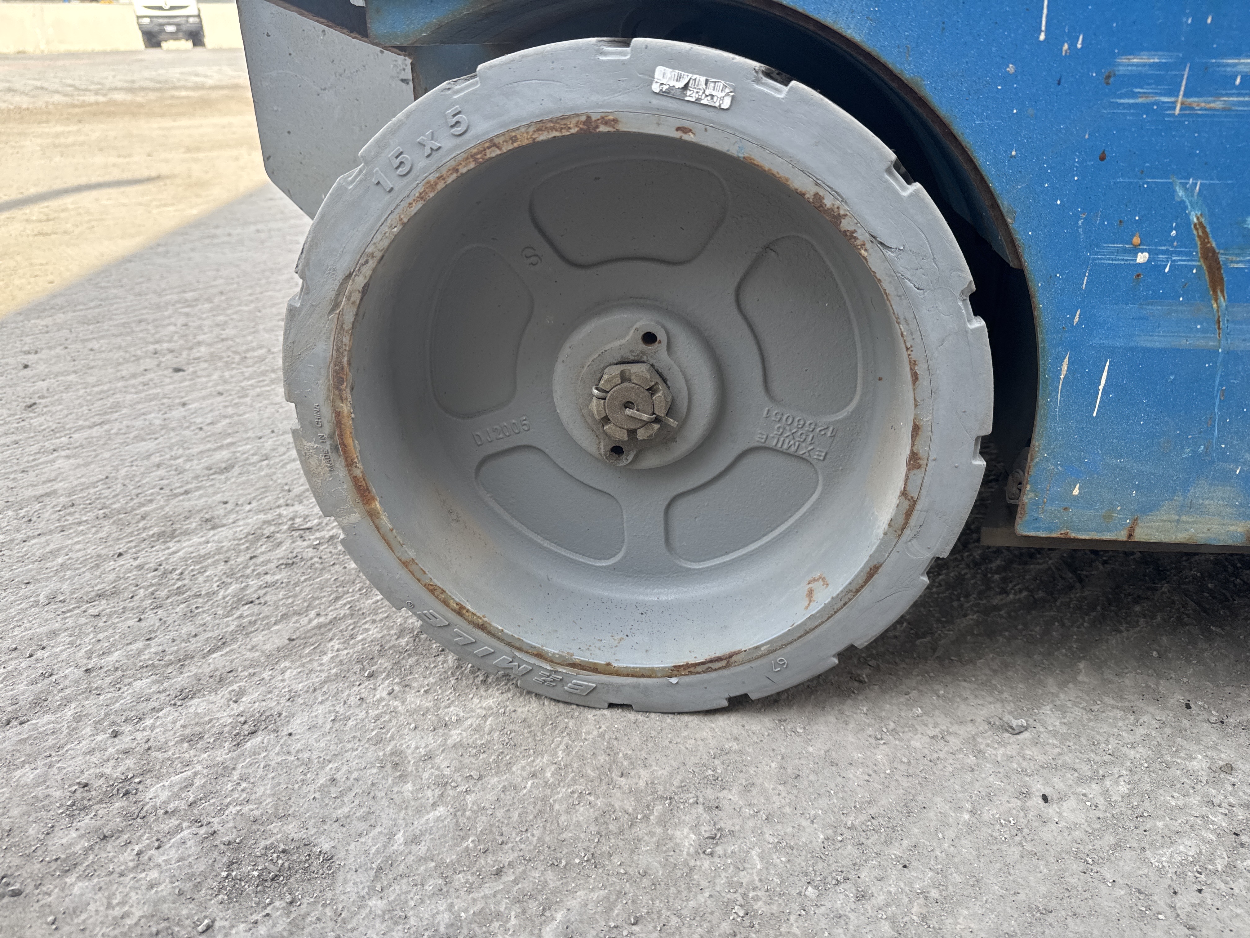 SLA-006-Genie-GS-4047-Scissor-lifts-inspection-Chassis-Wheel-hub-condition-1